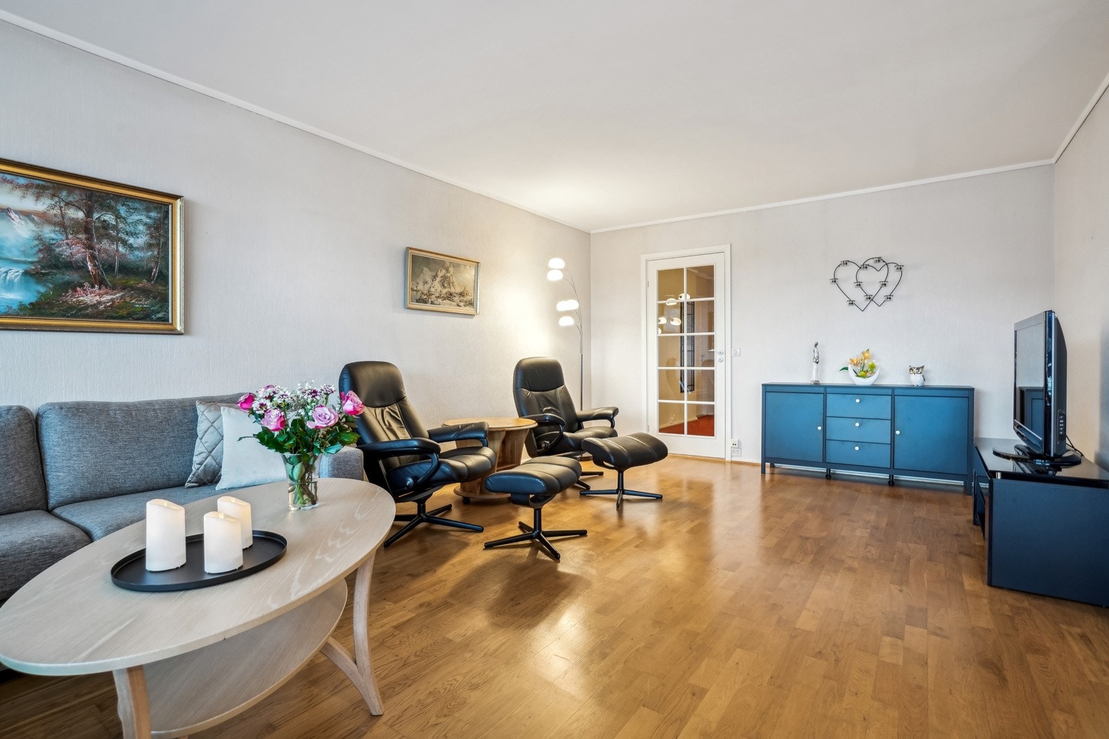 Gjennomgående innvendige overflater i leiligheten er parkettgulv og tapet på vegger. Galleribilde