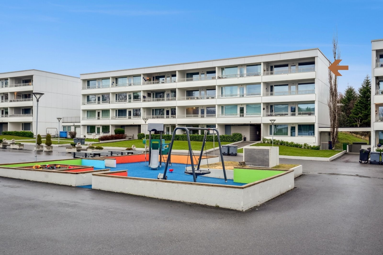 Fra eiendommen er det også gangavstand til dagligvarebutikk og busstopp, og naturperler som Borgundgavlen og byfjellet Aksla. Velkommen til visning! Galleribilde