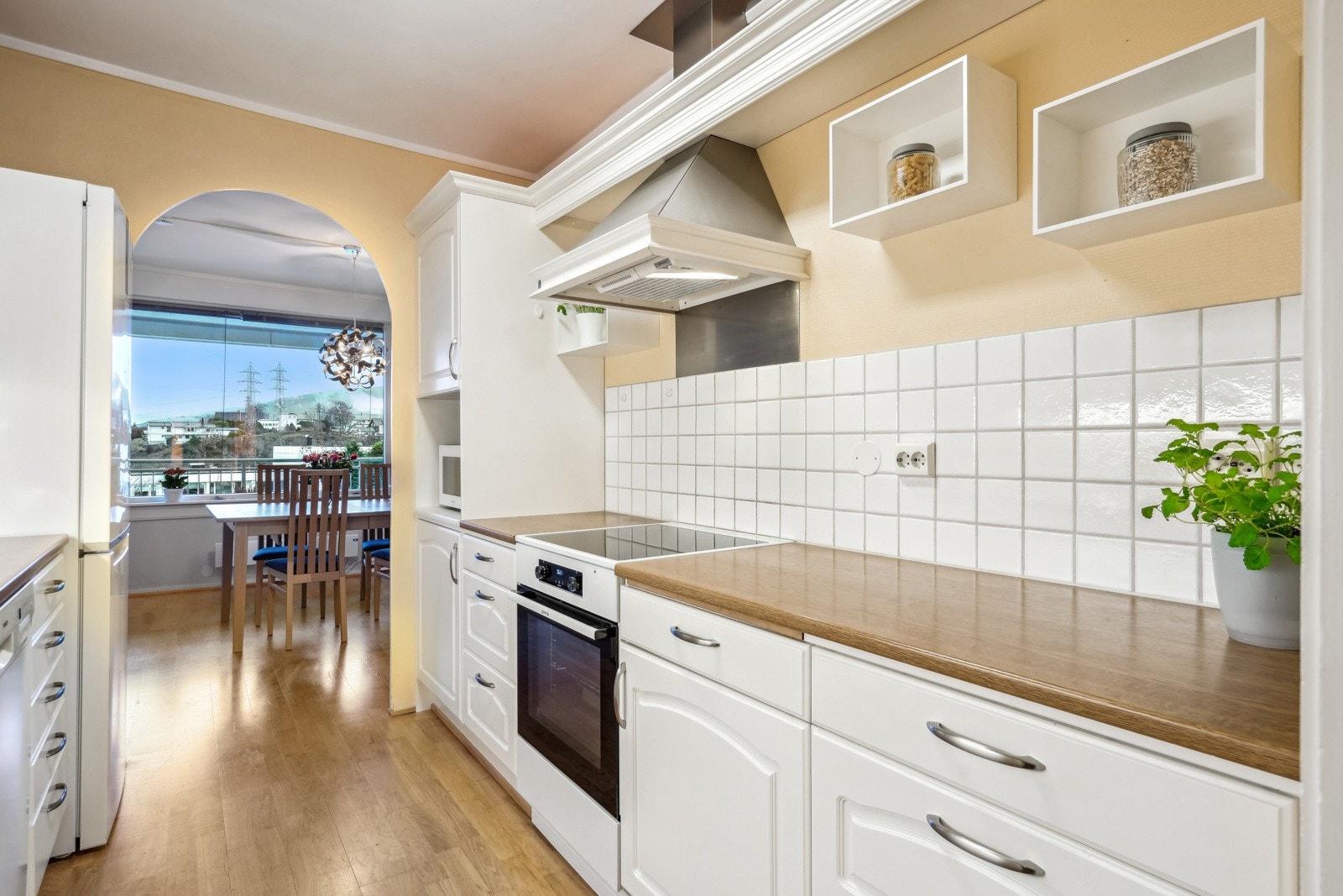 Rommet har en praktisk utforming med godt med benkeplass og oppbevaringsmuligheter. Galleribilde