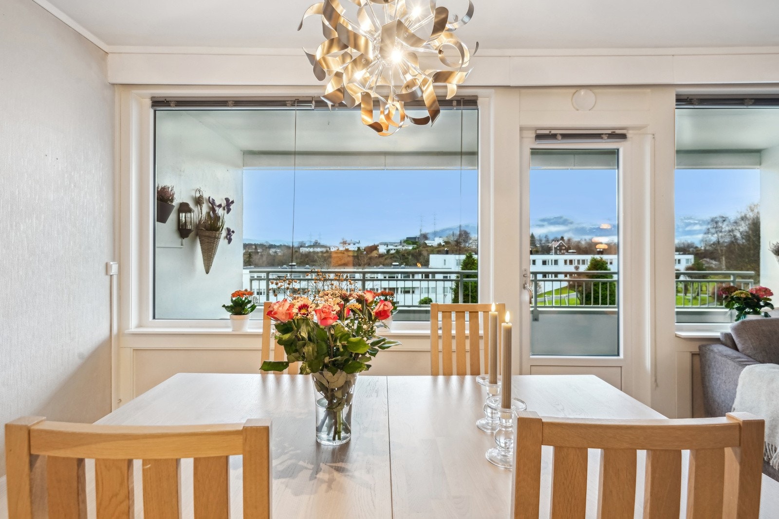 Leiligheten har vinduer og balkongdør fra 2020 mot syd. Galleribilde