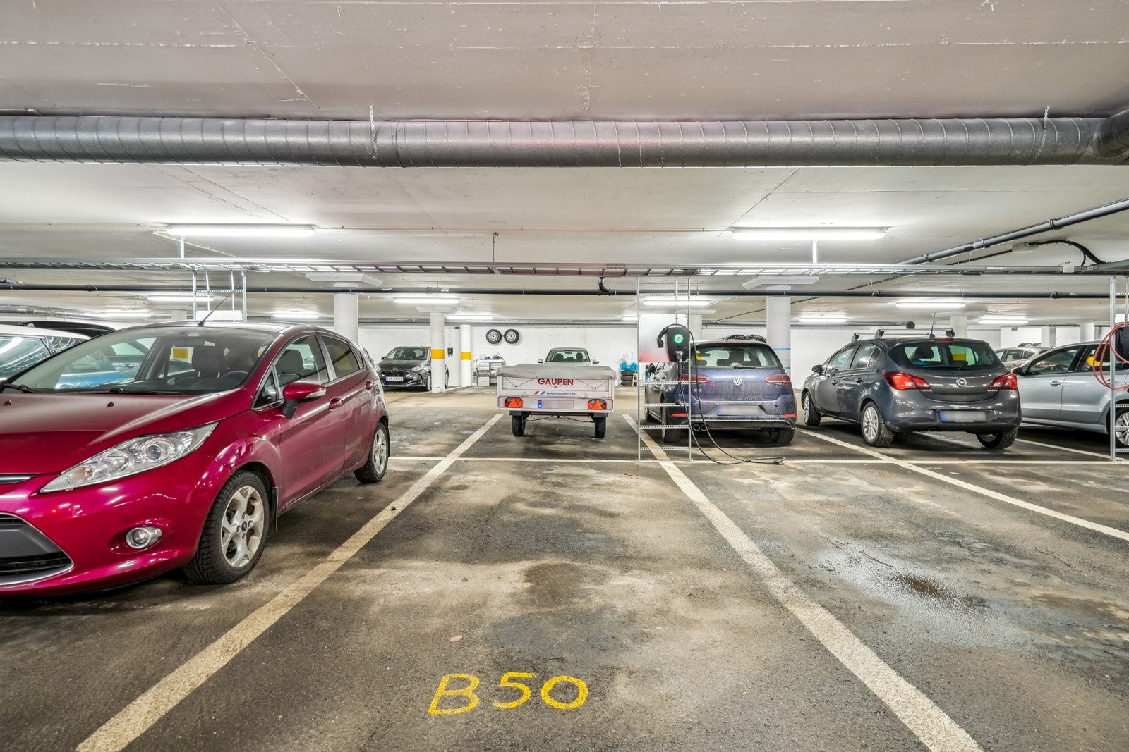 Det medfølger parkeringsplass i felles garasje. Det er mulighet for tilkobling til ladeboks. Galleribilde