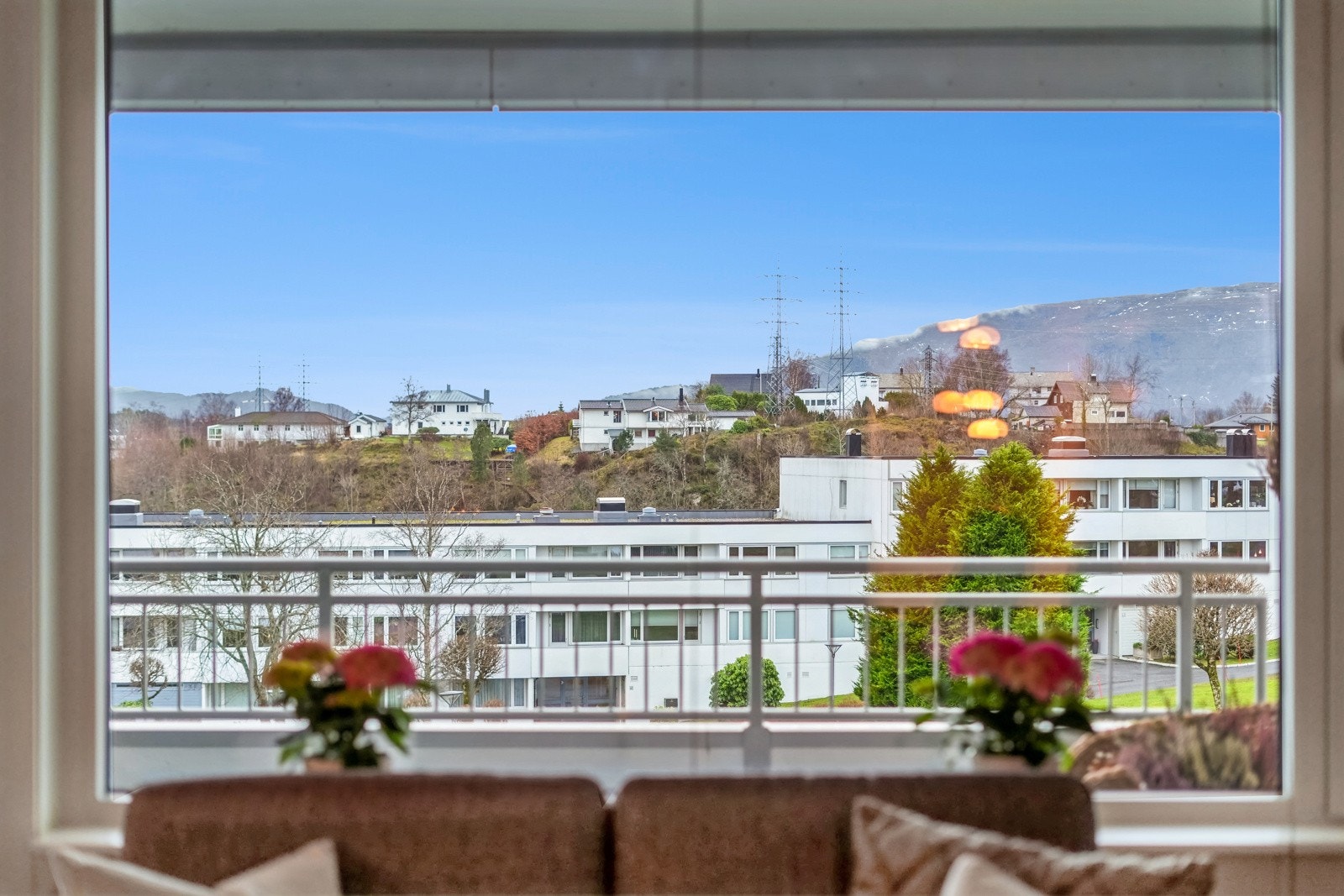 De store vindusflatene gir rikelig med naturlig lys. Galleribilde