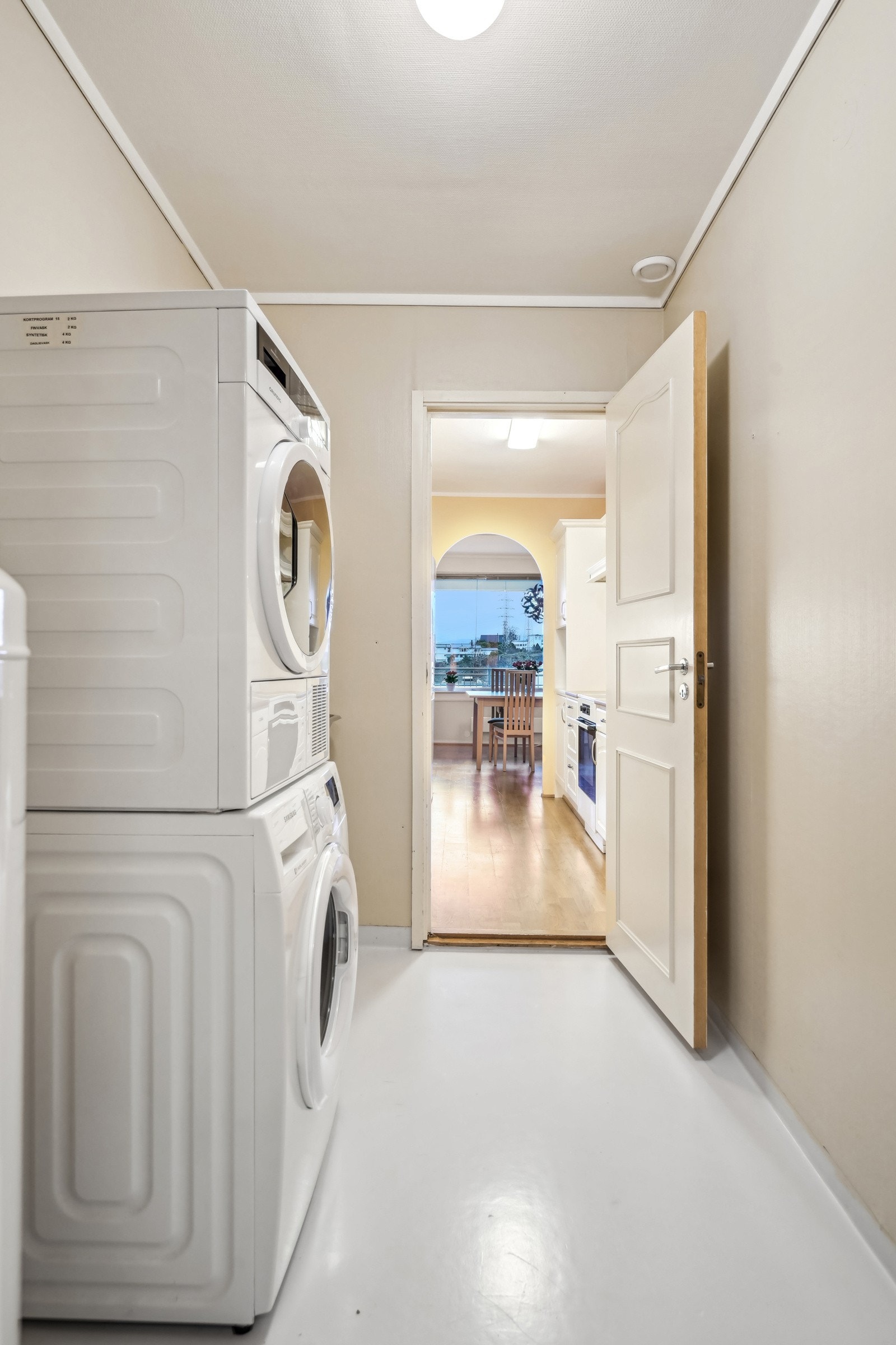Vaskerommet har vinylbelegg på gulvet og våtromstapet/belegg på vegger. Rommet har tilkomst fra kjøkken og bod. Galleribilde