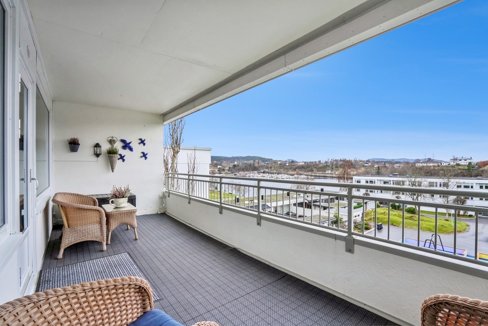 - og fra balkongen kan man nyte gode sol- og utsiktsforhold. Galleribilde