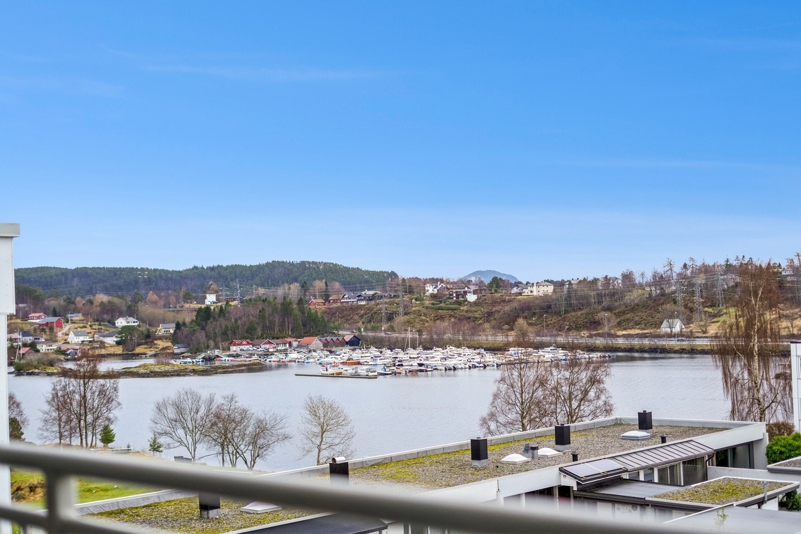 Fra balkongen nyter du utsikt mot småbåthavnen og nærområdet. Galleribilde