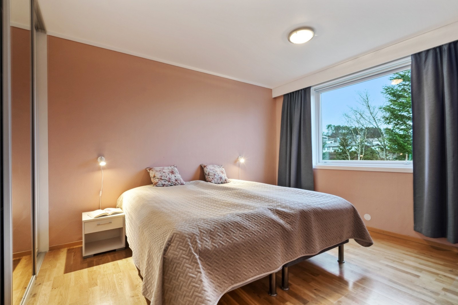 Det er tre soverom i leiligheten, og alle er beliggende mot nord. Hovedsoverommet er romslig, og er malt i en varm fargetone på vegger. Galleribilde