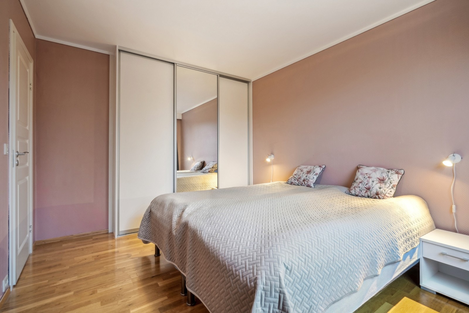 Innredet med dobbeltseng, nattbord og skyvedørsgarderoben fra Langlo som var ny i 2022 gir godt med oppbevaring. Galleribilde