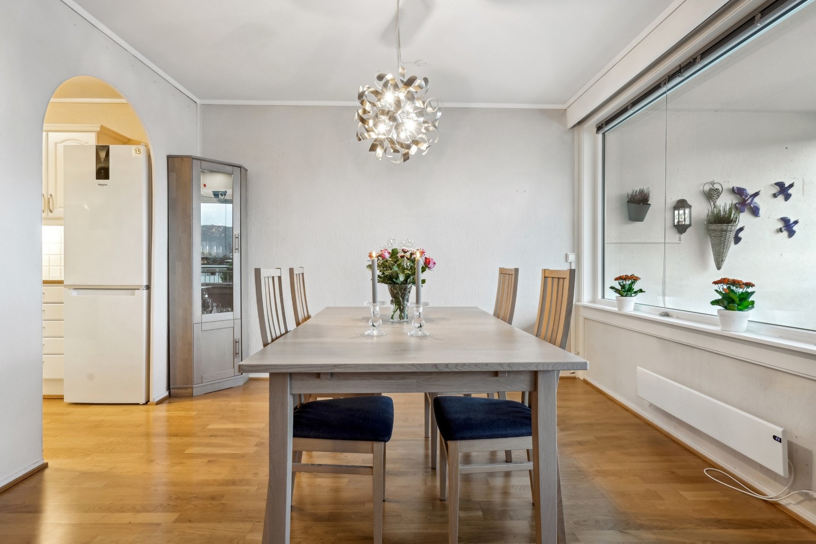 Spisestuen ligger i en delvis åpen løsning mot kjøkkenet. Galleribilde