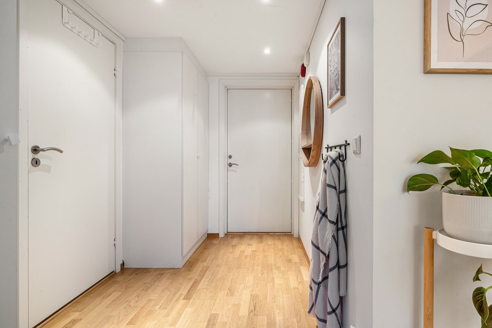 - Velkommen inn til en lys og innbydende entre på 4,8 m² - Galleribilde