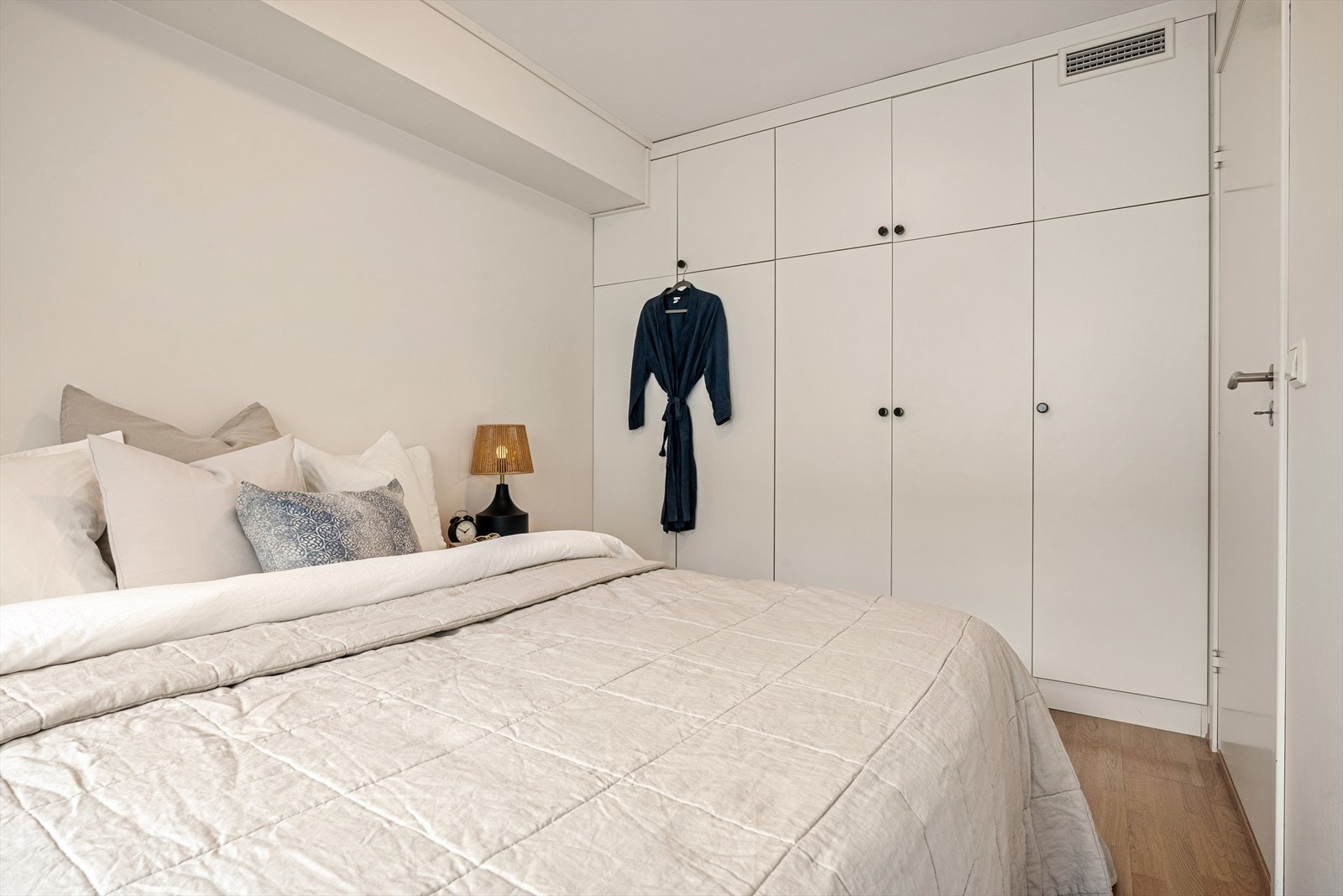 - Her har du integrerte skap som har god plass til oppbevaring - Galleribilde