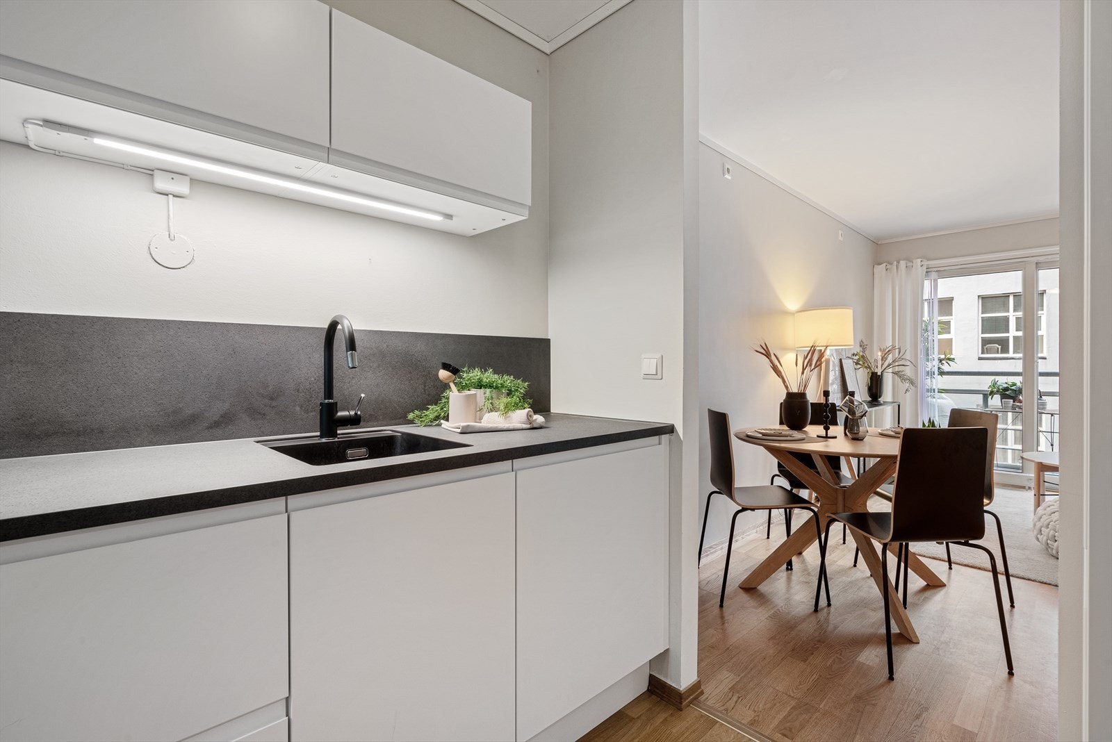 - Godt utstyr med integrerte hvitevarer som stekeovn, induksjon platetopp, oppvaskmaskin, kombiskap kjøl/frys og ventilator - Galleribilde