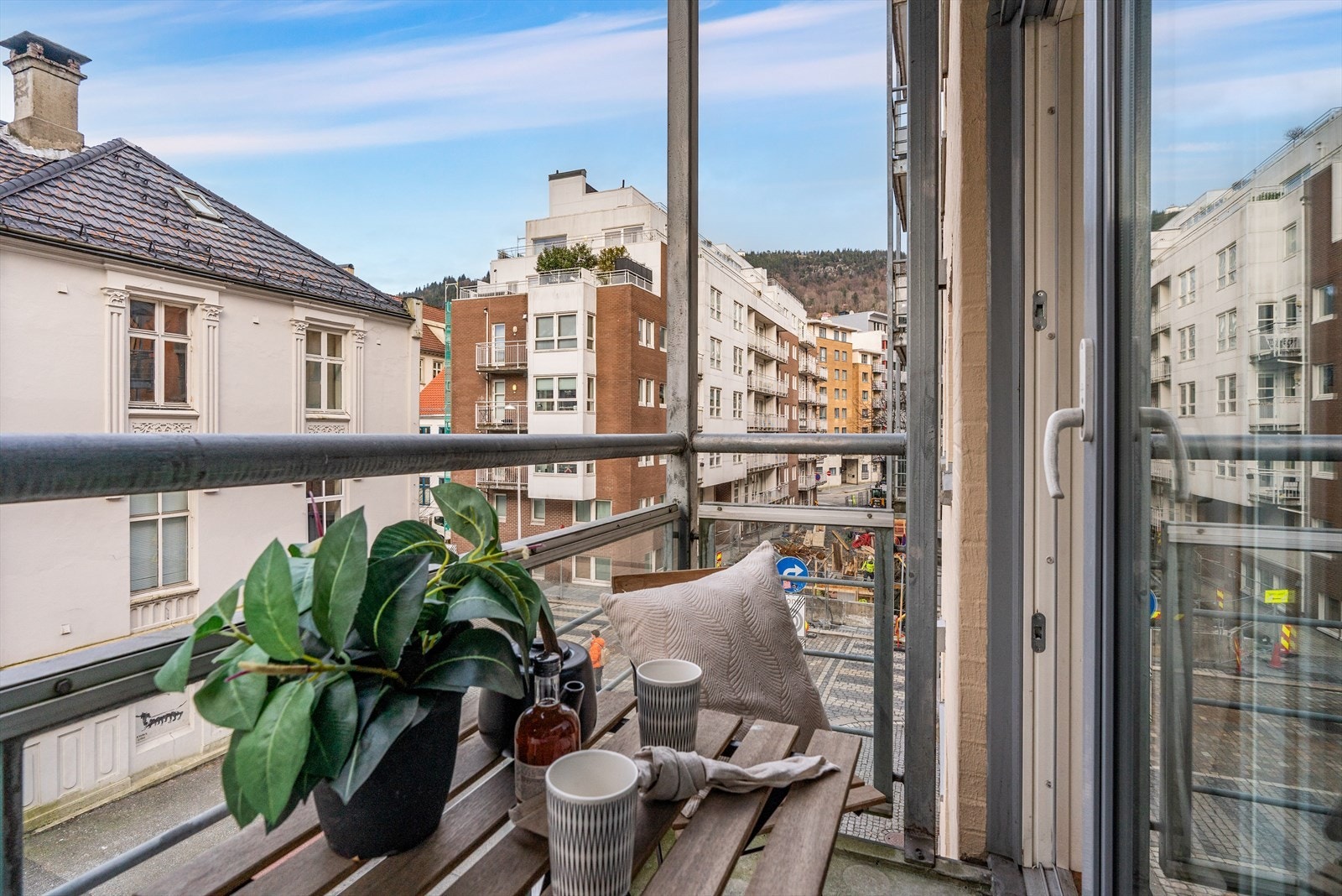 - Balkongen er overbygd som gir bruksmulighetene større selv når det er dårlig vær - Galleribilde