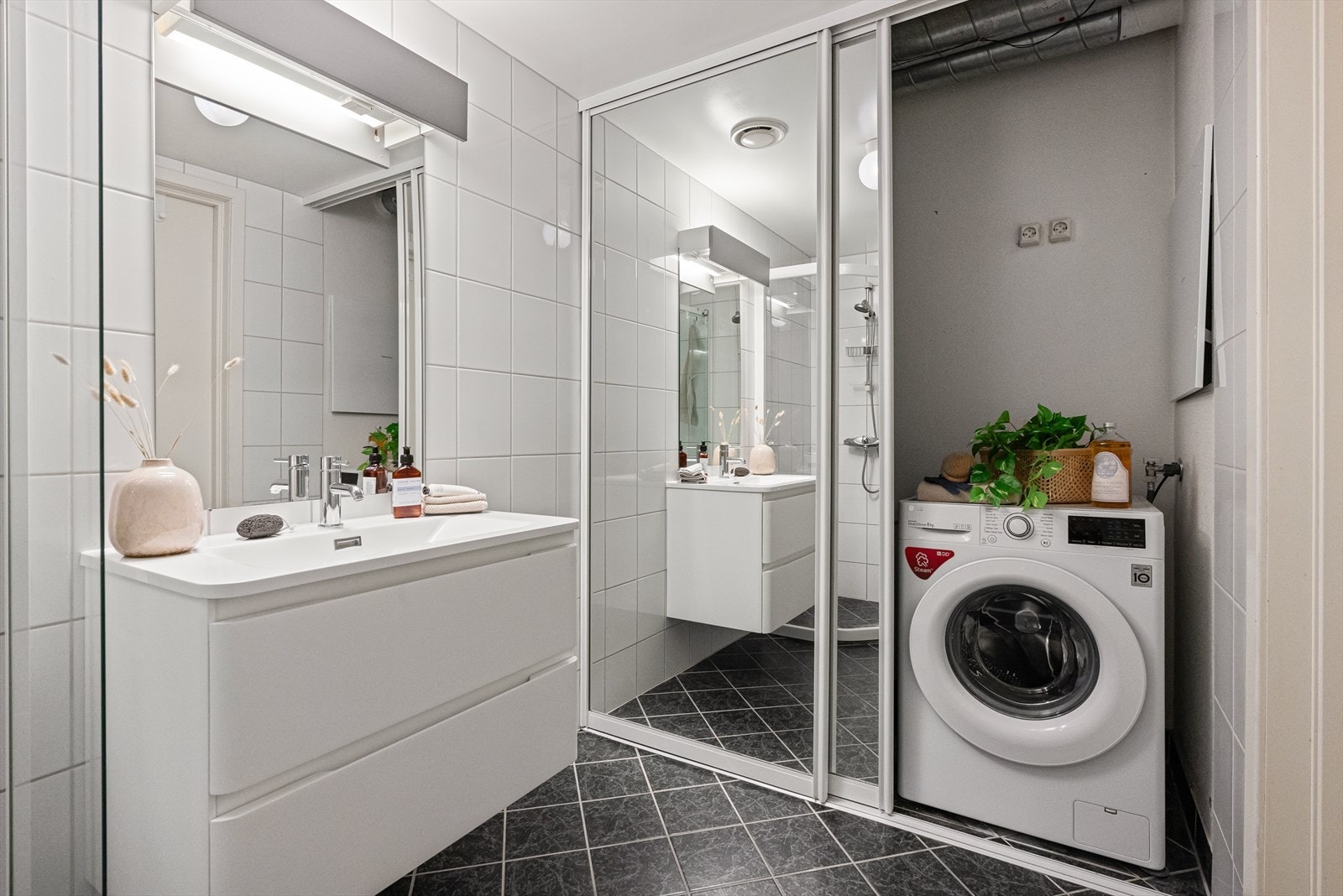 - Med skyveskap kan du enkelt gjemme unna vaskemaskin o.l slik at badet vil se mer ryddig ut - Galleribilde