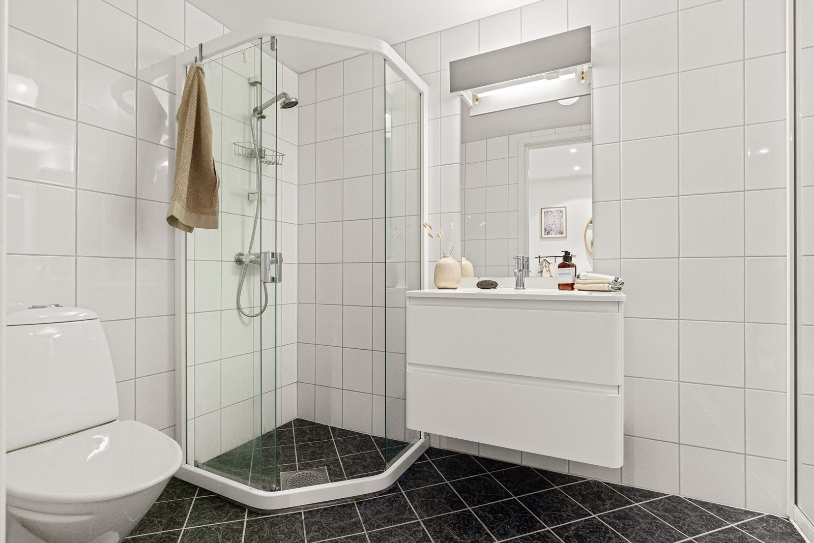 - Badet har en størrelse på 5,2 m² og varmekabler i gulvet - Galleribilde