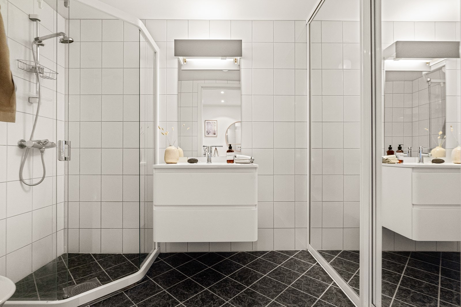 - Lyst helfliset bad med ny baderomsinnredning - Galleribilde