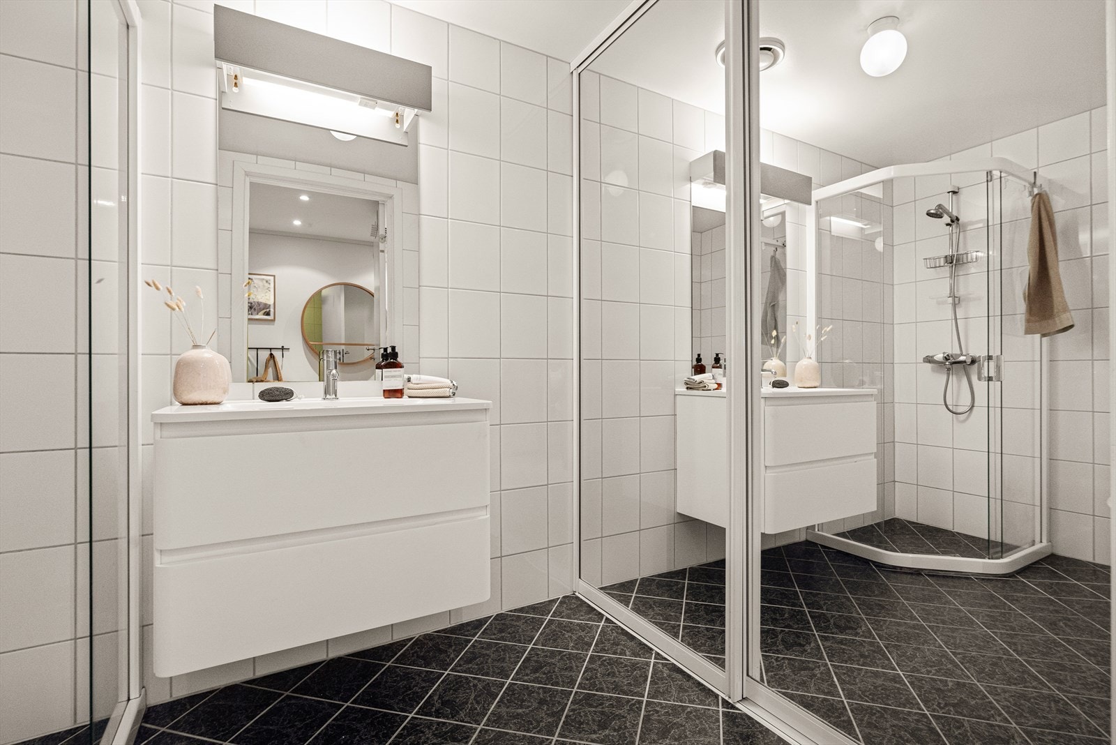 - På badet er det toalett, servant med innredning, dusjhjørne og opplegg til vaskemaskin - Galleribilde