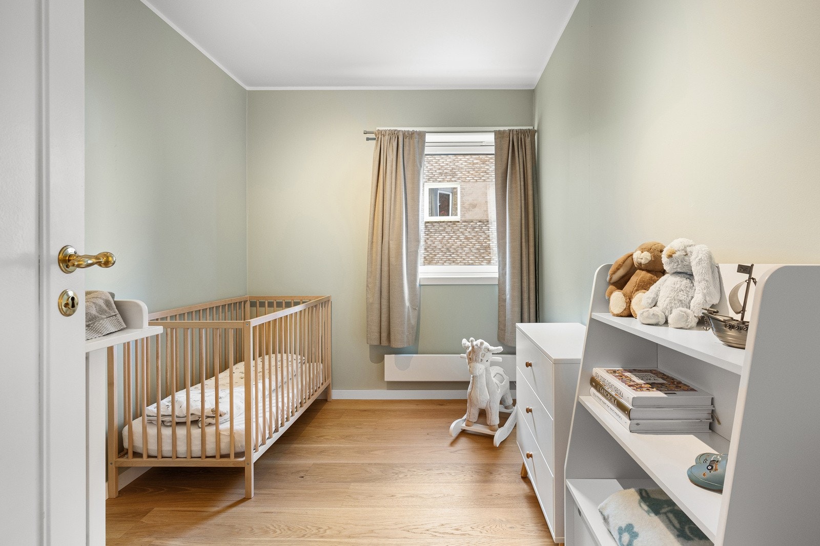 Godplass til seng og garderobeløsning. Galleribilde