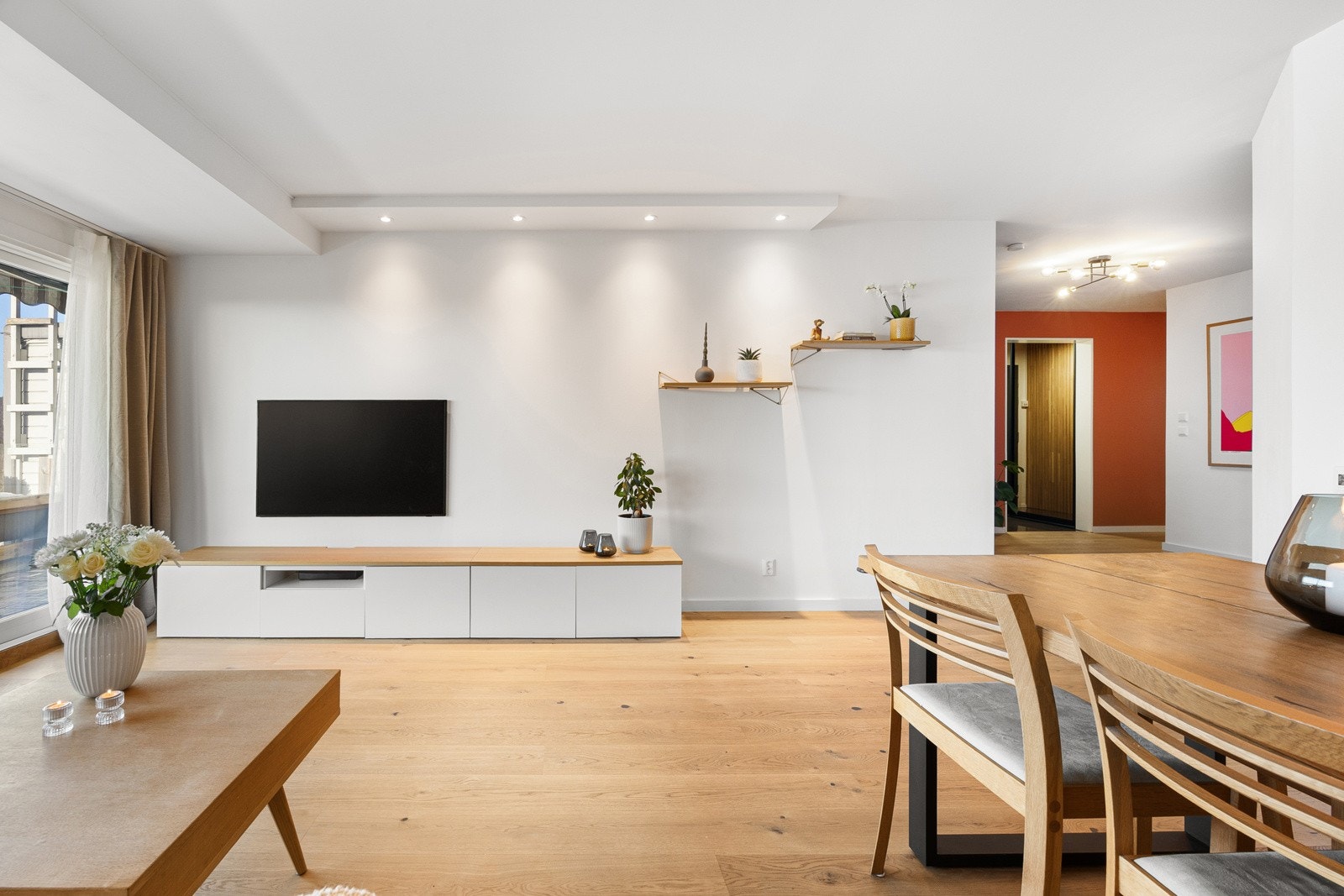 Stuen har parkett på gulvmed varmefolie, malte veggflater og downlights langs takets ytterkant. Galleribilde
