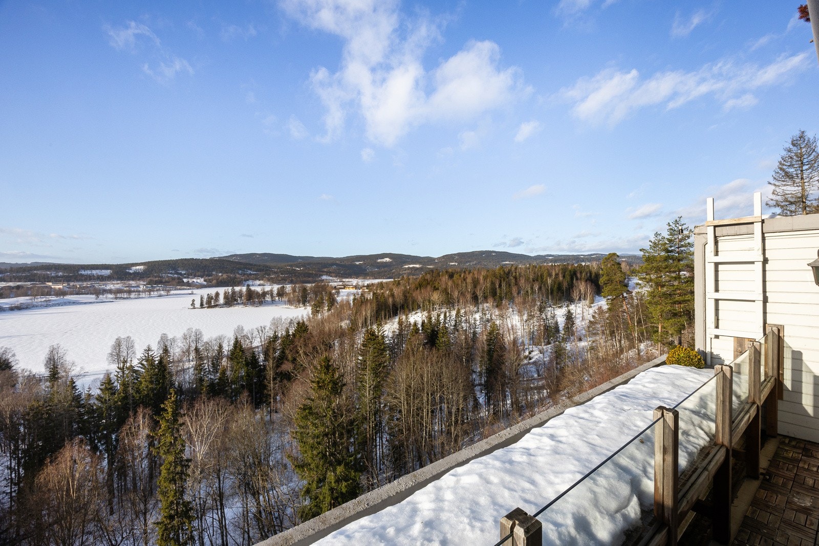 Utsikten strekker seg vidt utover Bogstadvannet, samt mot Bærumsmarka og Kolsås. Galleribilde