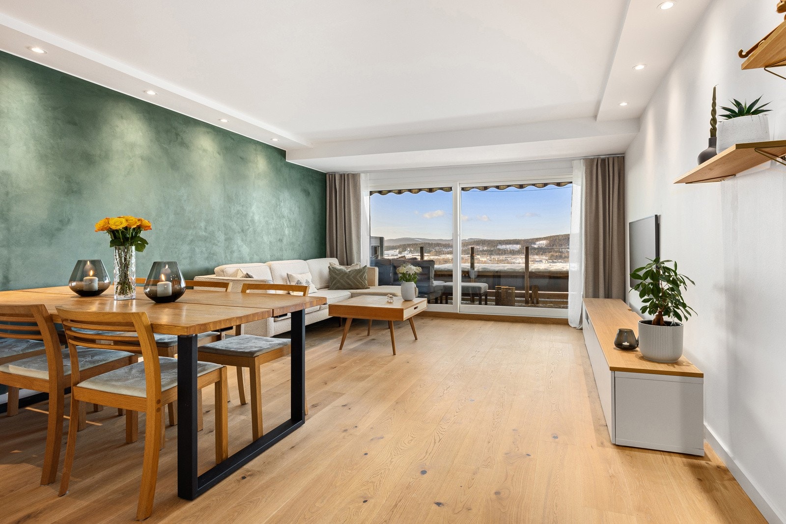 Stuen har en stor glassfasade som sørger for ypperlige lysforhold, og det er skyvedør til terrasse. Galleribilde