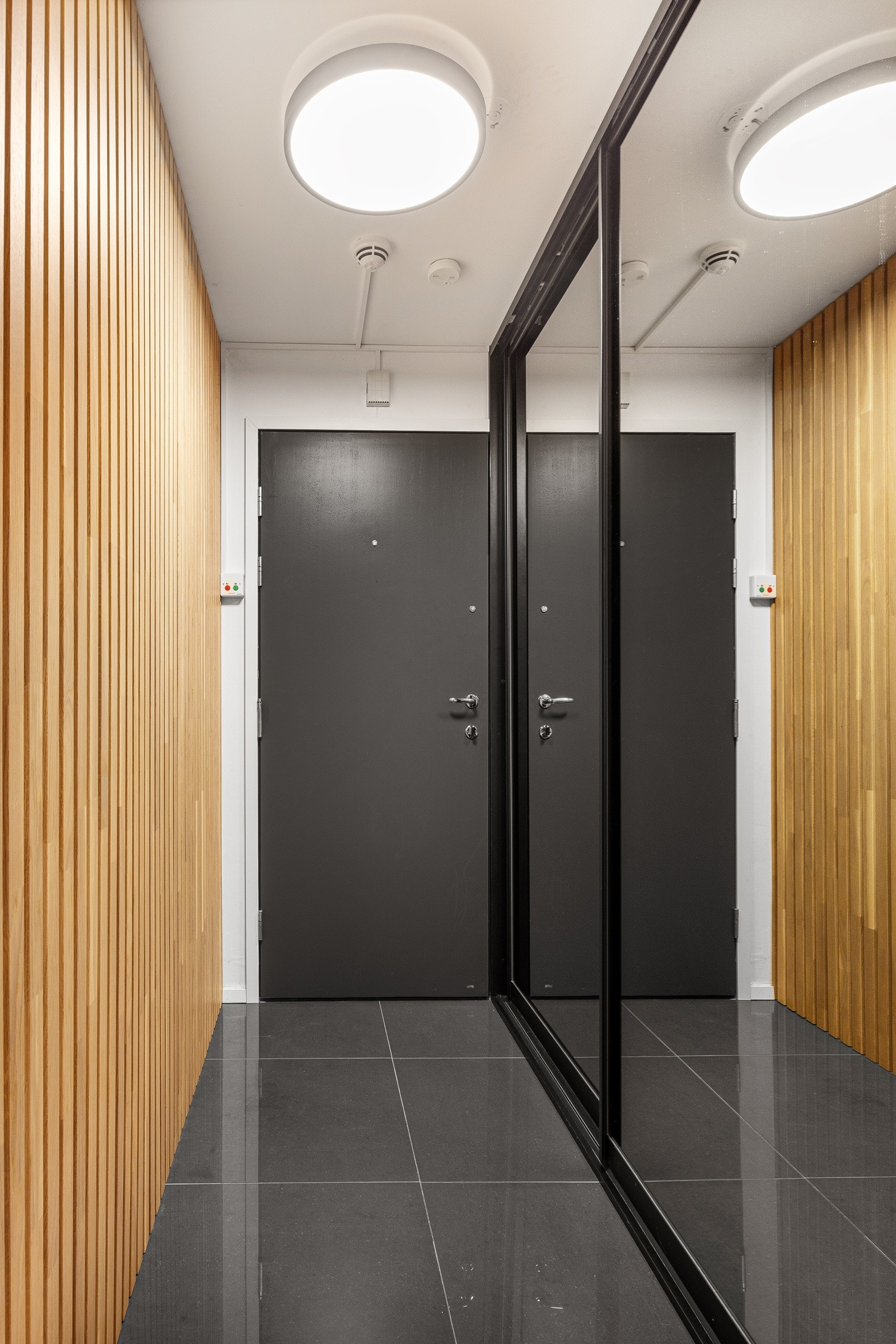 Entré har syvedørsgarderobe og fliser p ågulv med varmekabler. Galleribilde