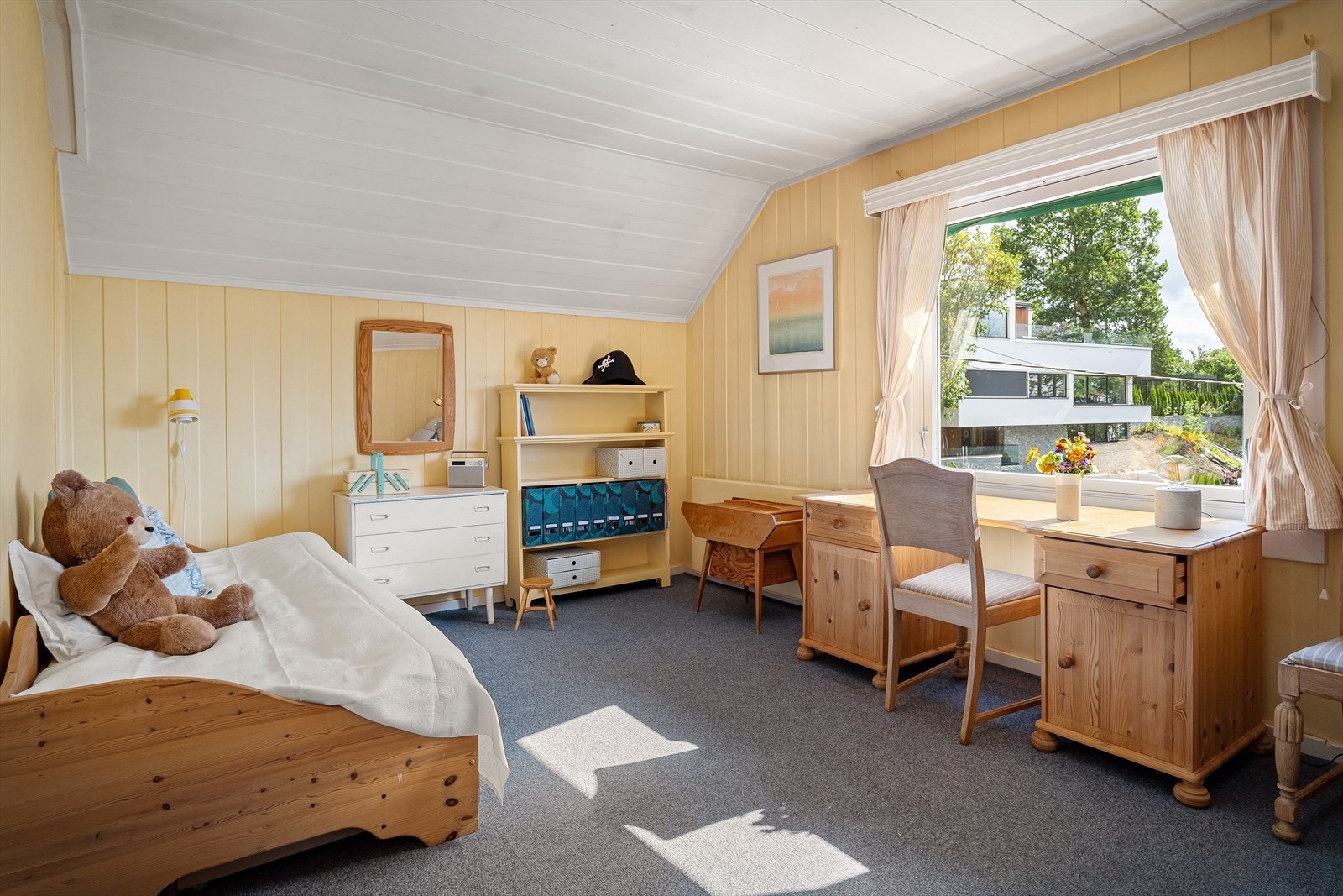 Soverom med plass til stor seng og skrivepult. Galleribilde