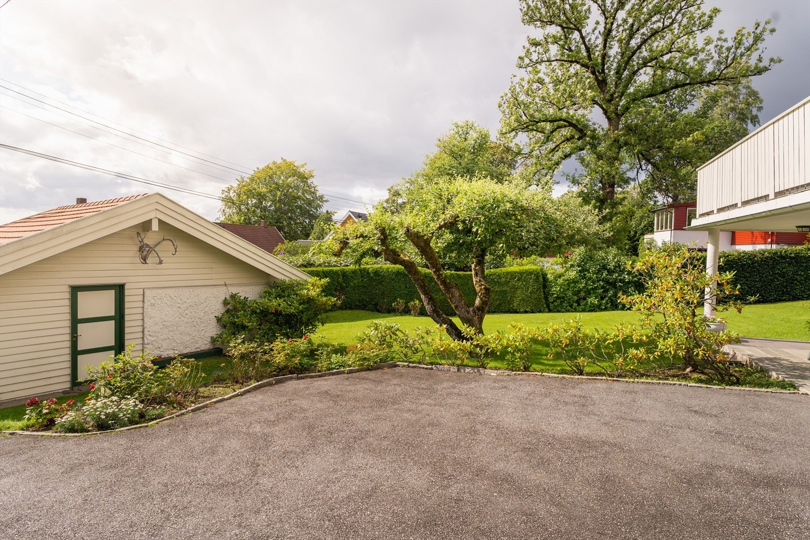 Pen asfaltert gårdsplass. Galleribilde