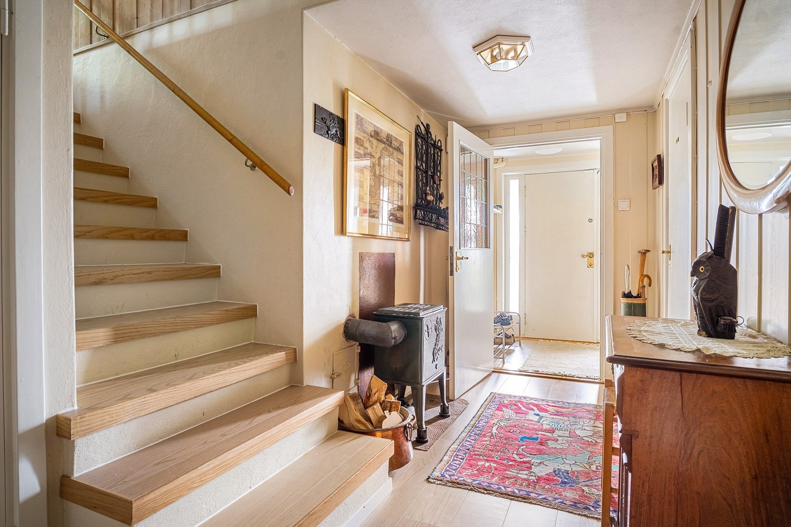Entré med vedovn og god plass til sko og yttertøy. Galleribilde