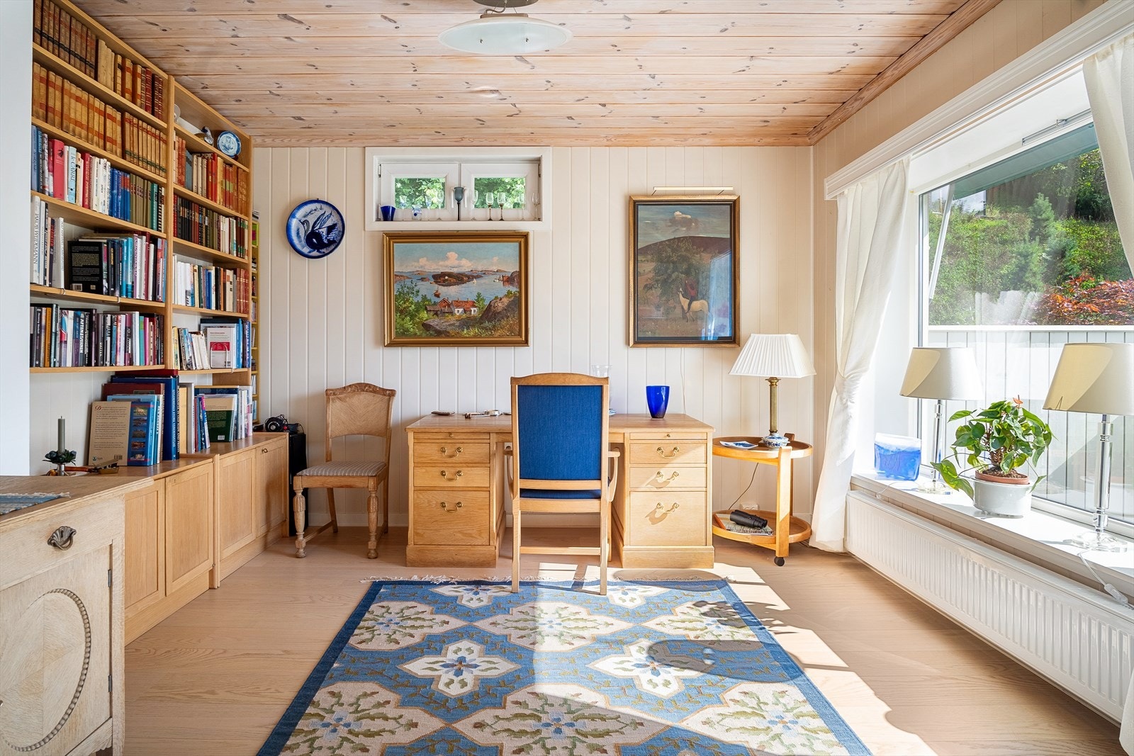 Bibliotek. Dette rommet ble opprinnelig disponert som soverom, med adkomst fra gang/trapperom. Galleribilde