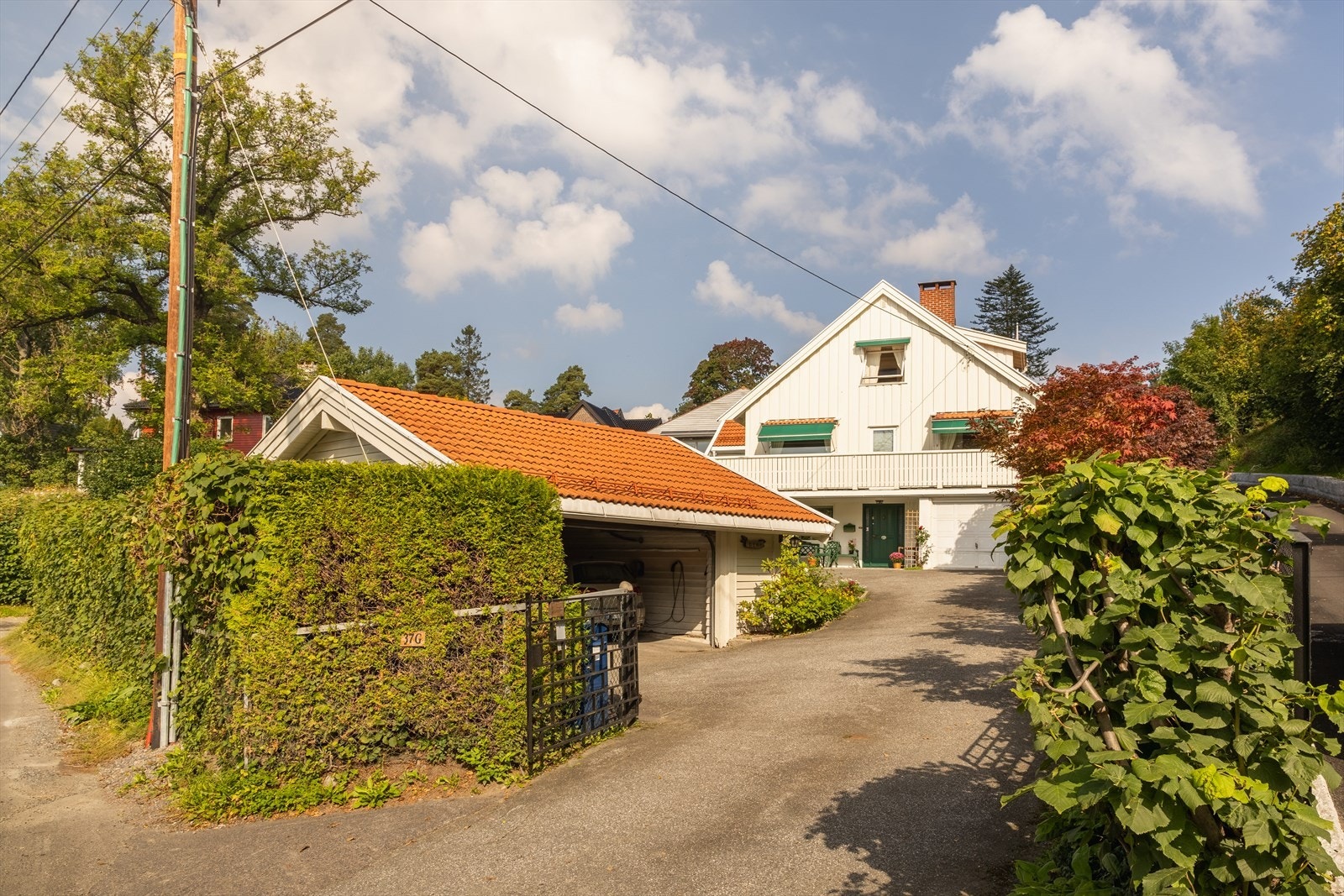 Hyggelig enebolig med attraktiv beliggenhet. Dobbel carport med bod for optimal lagringsplass og garasje. Innvendig bod med egen inngang. Galleribilde