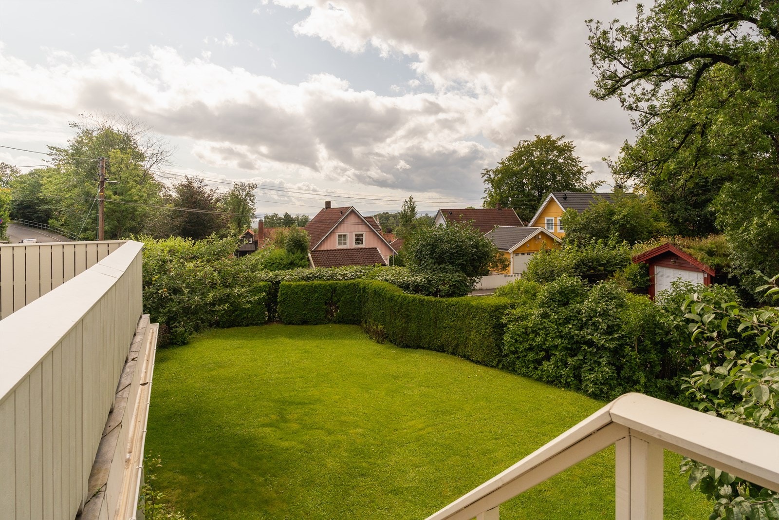 Solrik hage perfekt for lek og moro. Galleribilde