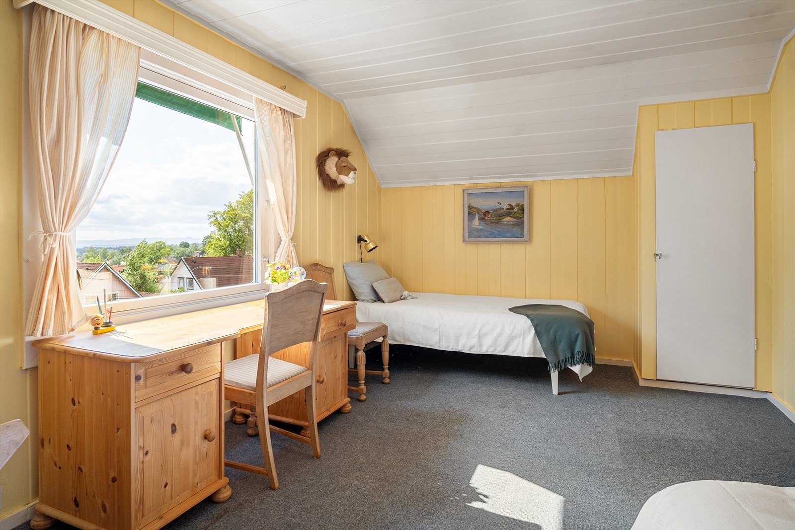 Svært lyst og hyggelig rom med innebygget garderobeskap. Galleribilde