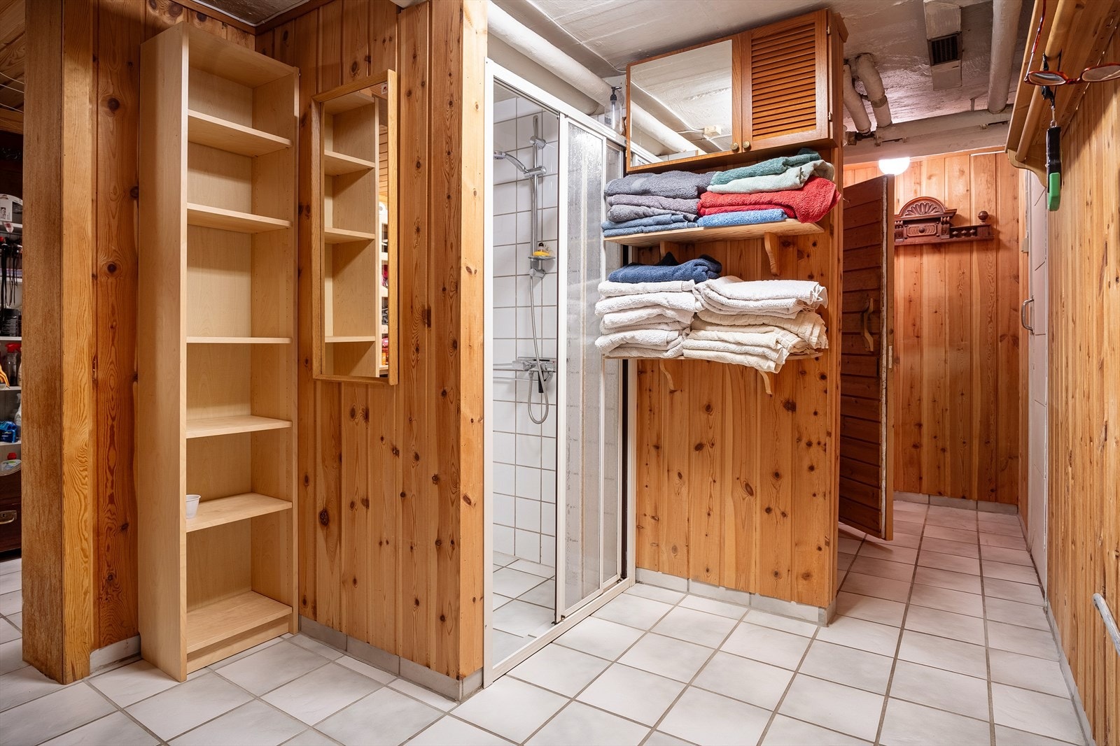 Bad i 1. etg med lagringsbod og badstue. Galleribilde