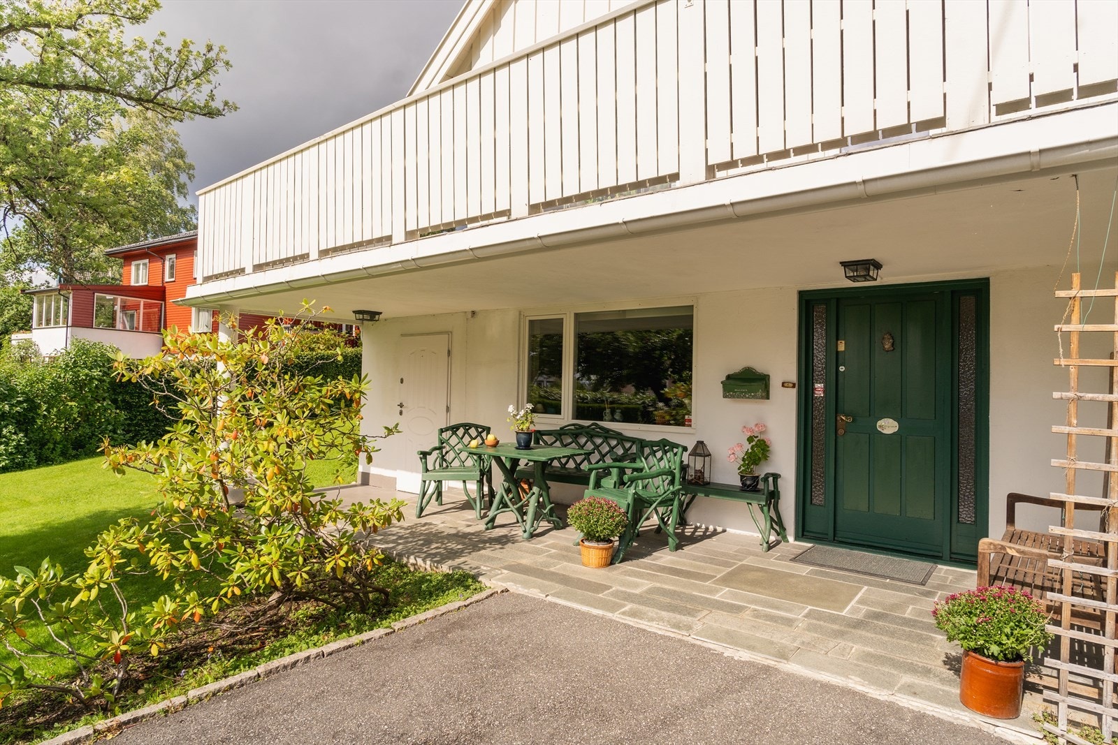 Velkommen inn. Her har du inngang til entré, samt egen inngang til innvendig romslig bod. Galleribilde