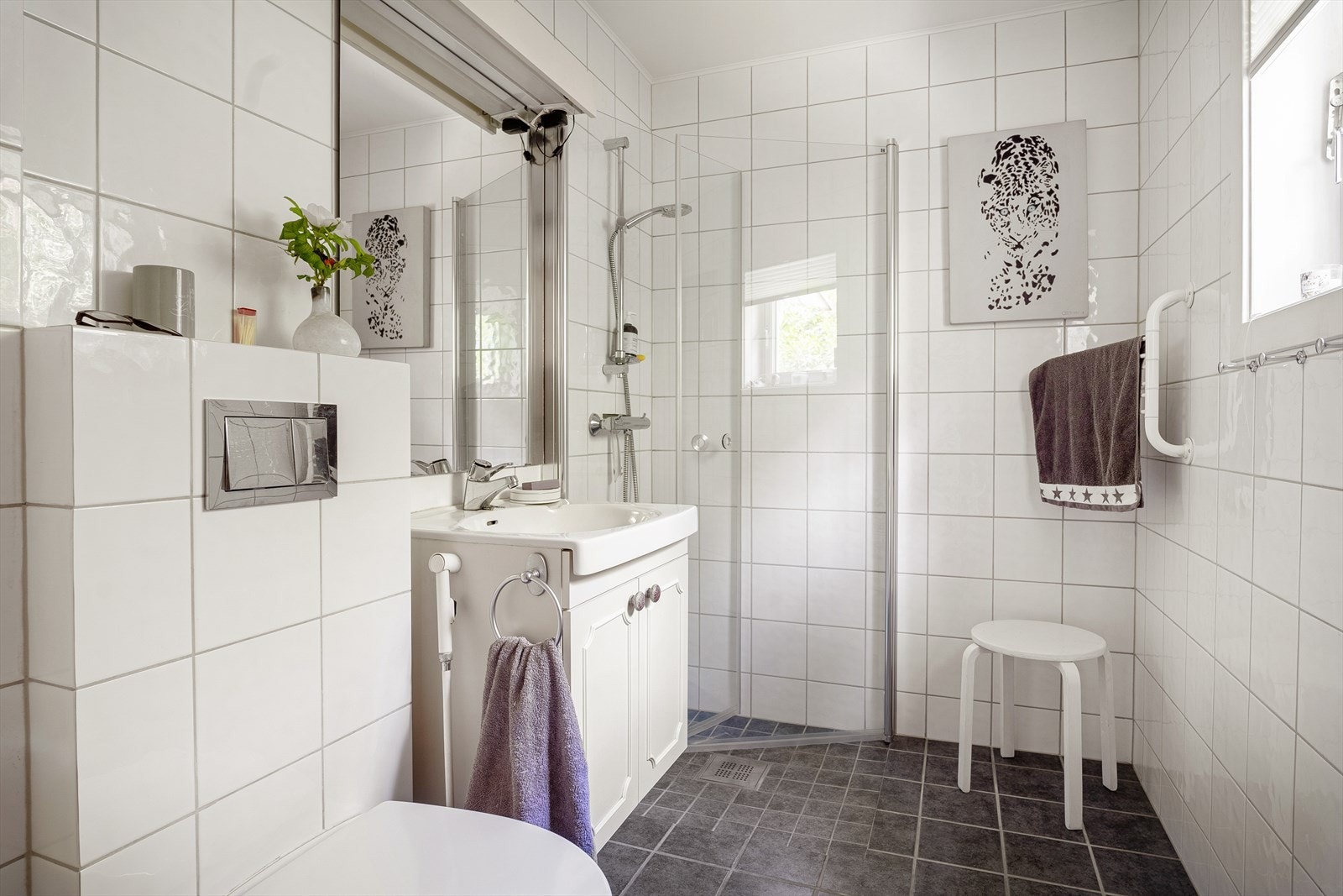 Flislagt bad i 2. etg. utstyrt med dusjhørne, wc, servant og varme i gulv. Galleribilde