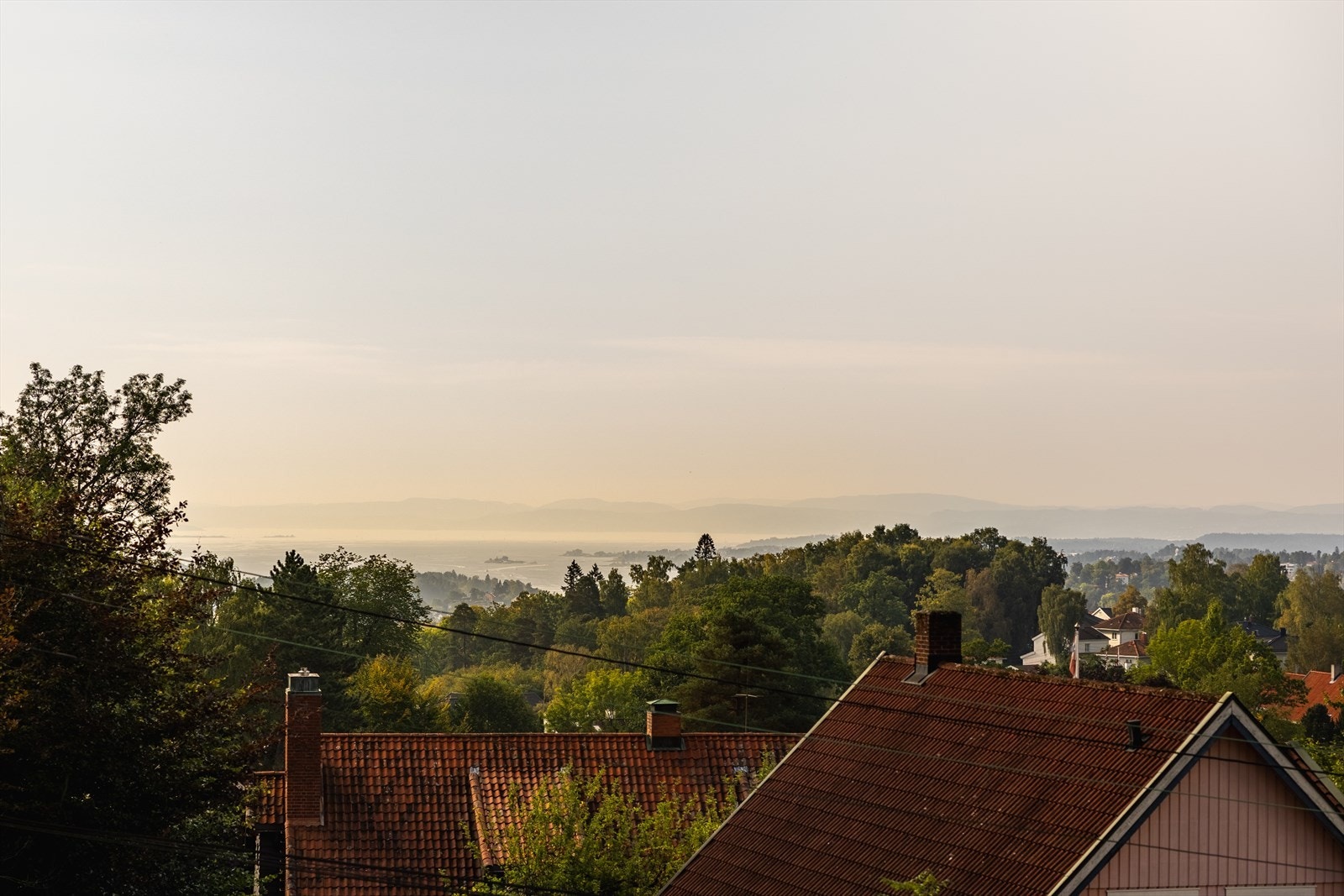 Fantastisk utsikt i retning syd mot Oslofjorden. Tomten byr på svært gode solforhold. Galleribilde