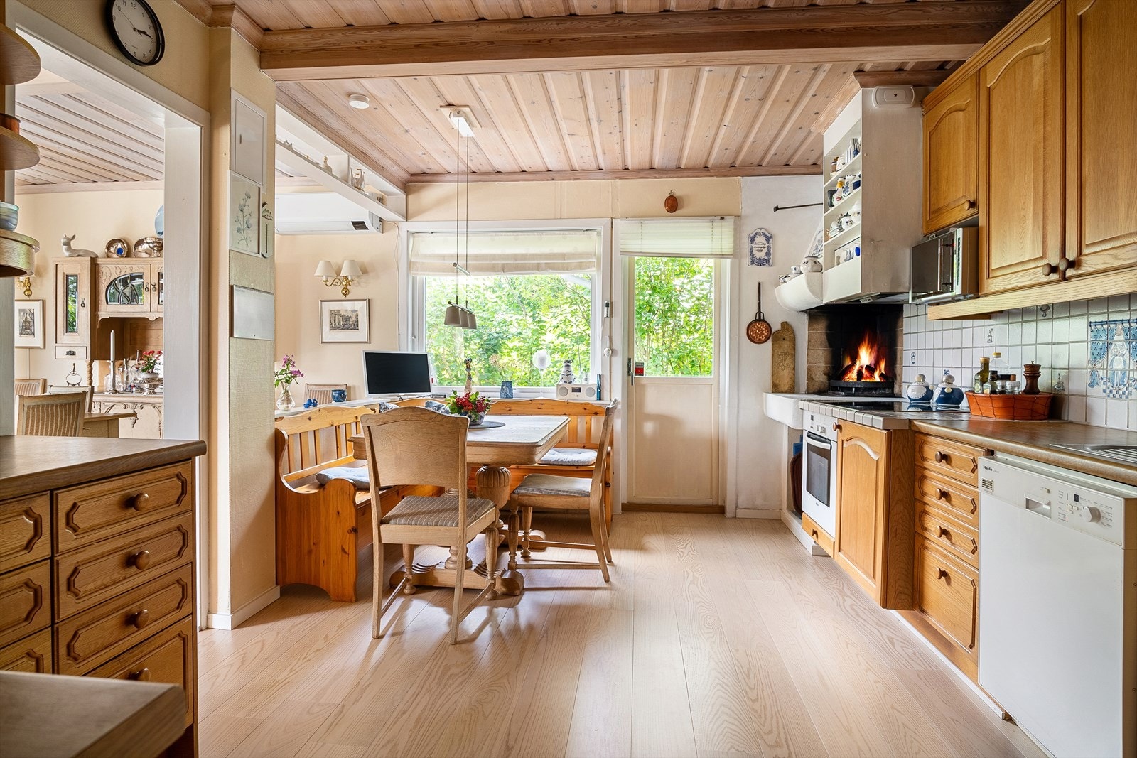 Kjøkken med utgang til terrassen på baksiden av huset. Galleribilde