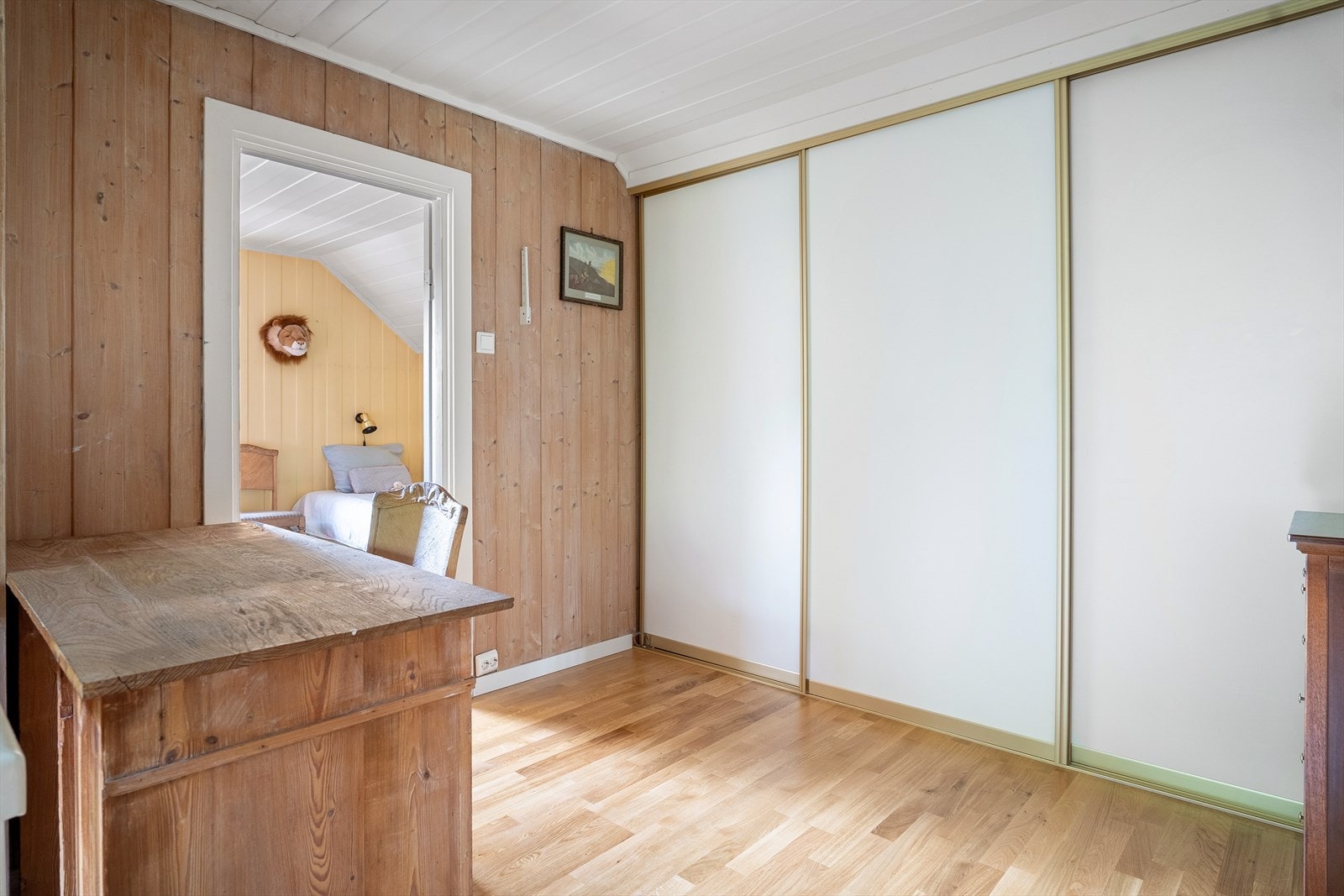 Stor skyvedørsgarderobe i gang mellom soverommene i 3. etasje. Galleribilde