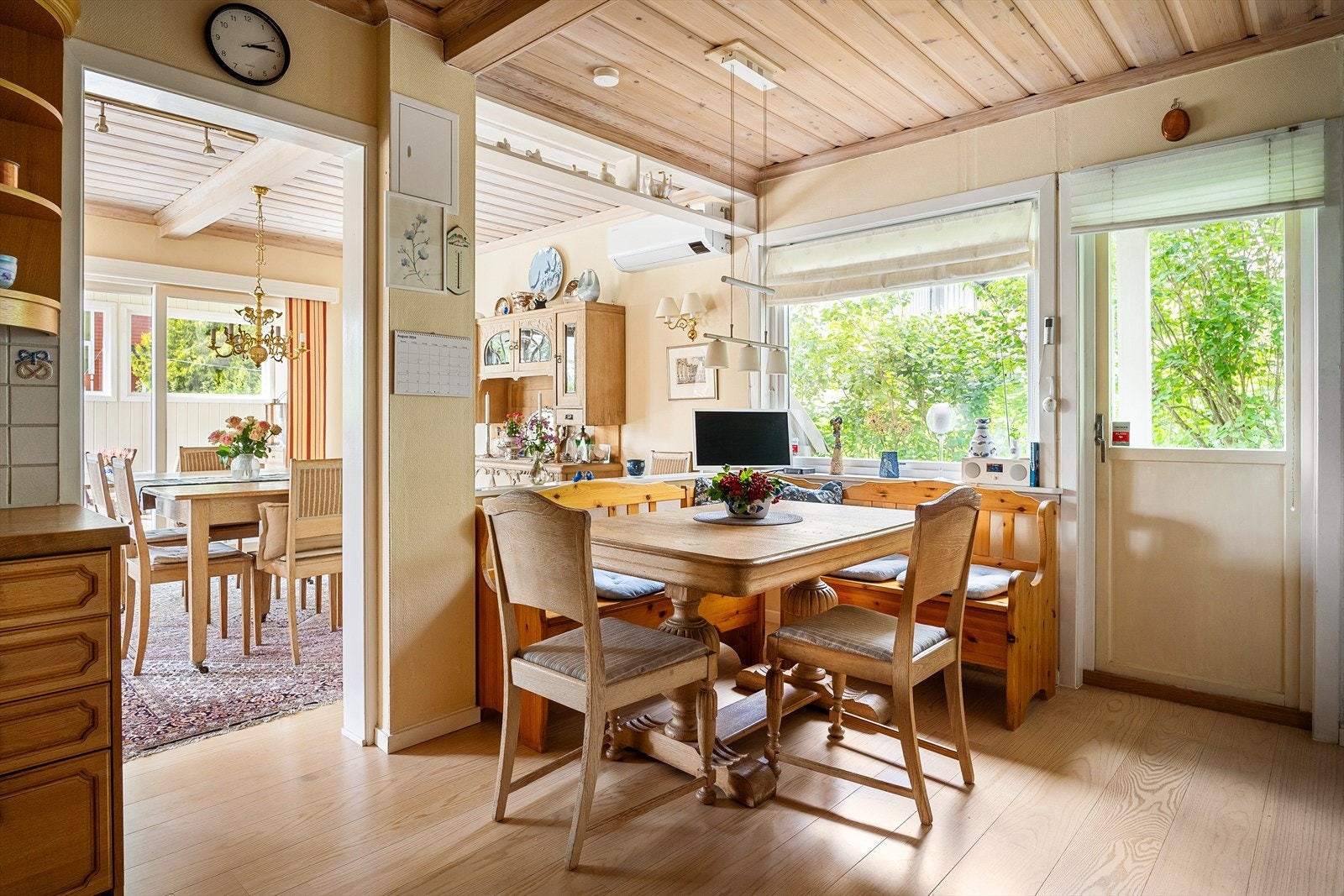 Fra kjøkken er det adkomst til overbygget terrasse med videre adkomst til utvendig kjølerom. Galleribilde