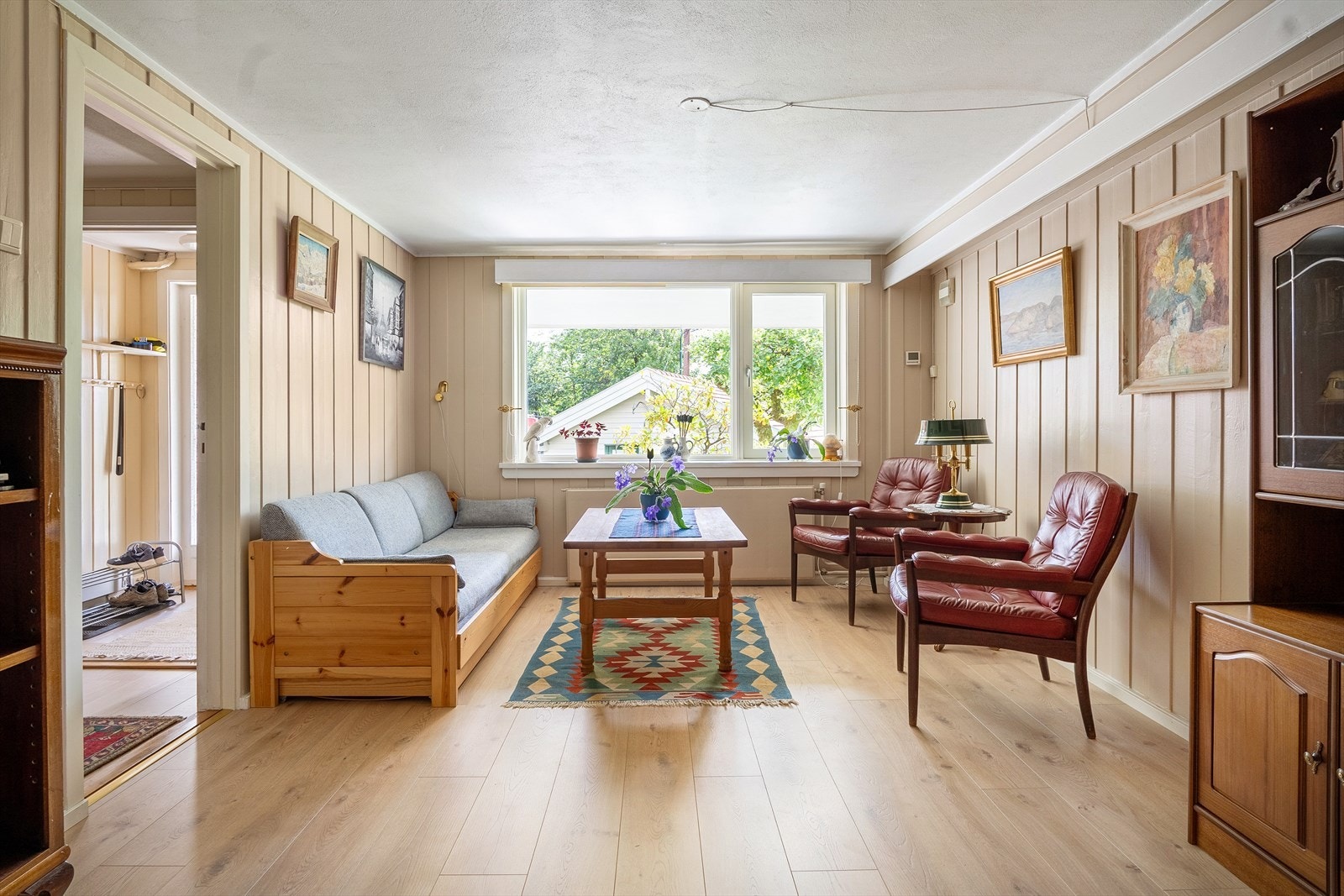 Lys og romslig kjellerstue/soverom. Galleribilde