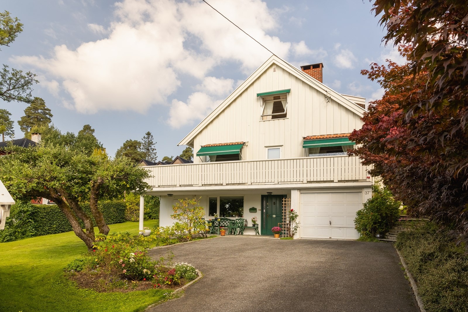 Velkommen til Holmenveien 37G - Solrik beliggenhet med utsikt på Vinderen - Dobbel garasje - Stor idyllisk hage. Galleribilde