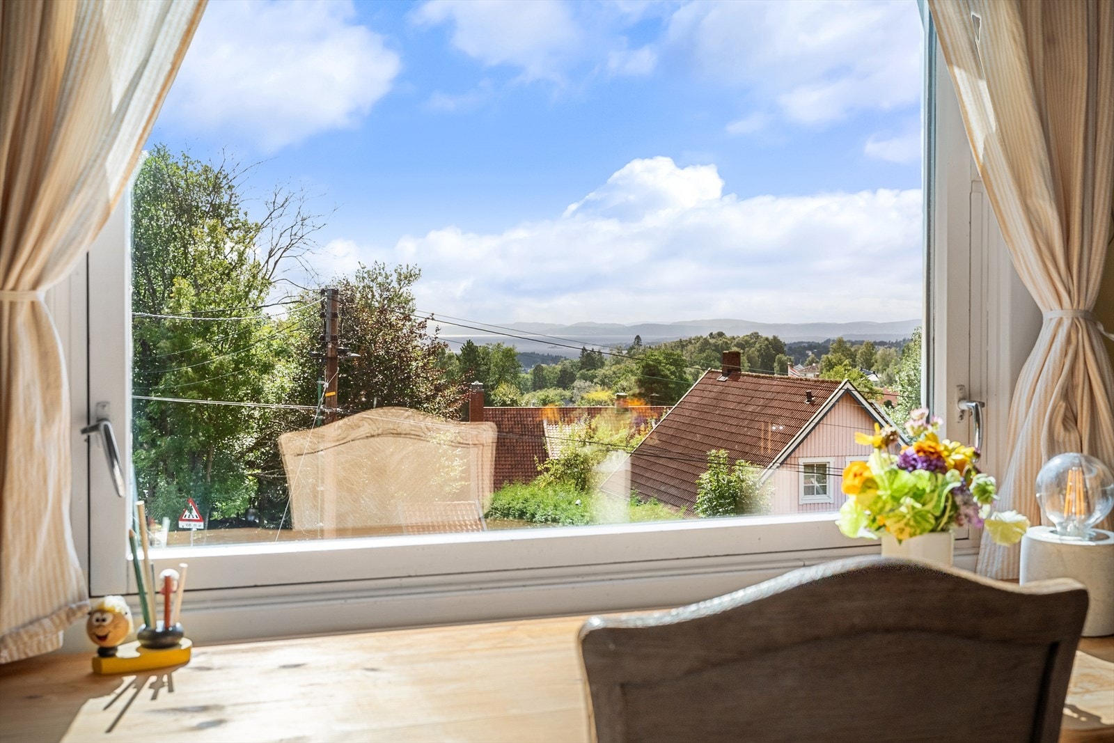 Nydelig utsikt fra soverommet mot syd. Galleribilde