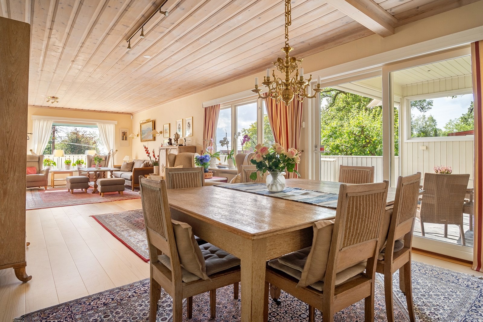 Store vindusflater slipper inn mye naturlig lys. Galleribilde