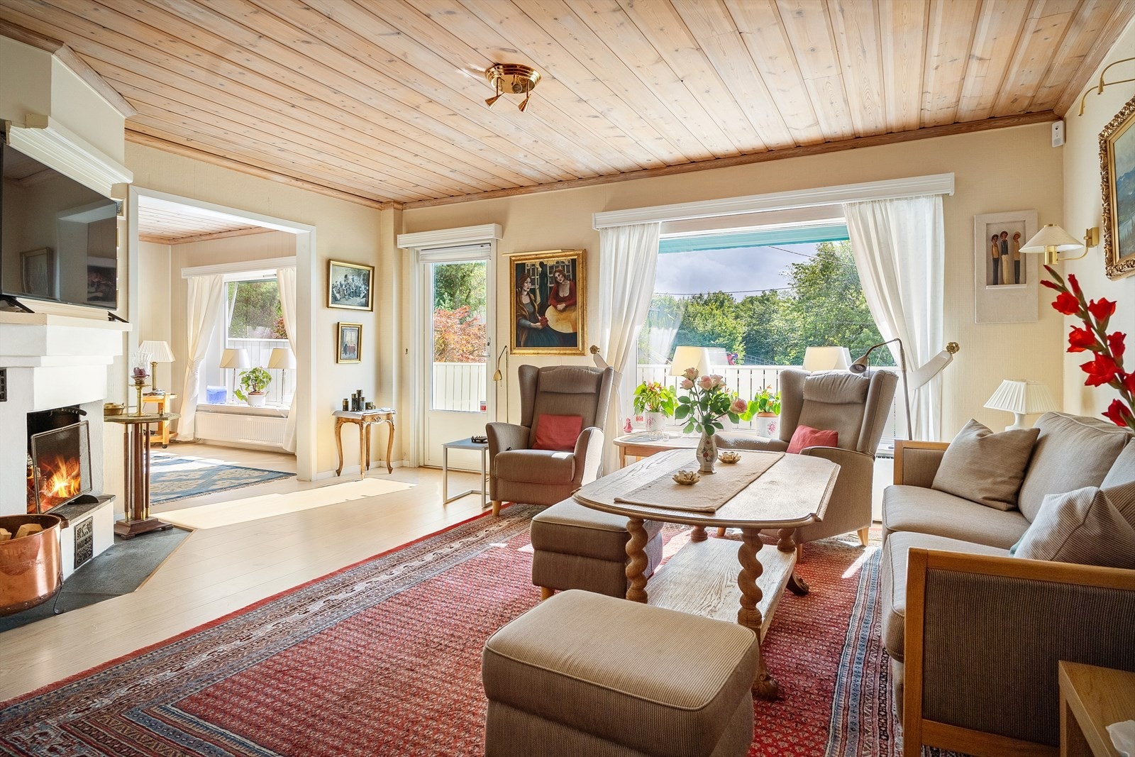 Oppvarmingskilder i huset med både radiatorer, varmepumpe og hyggelig peis. Galleribilde