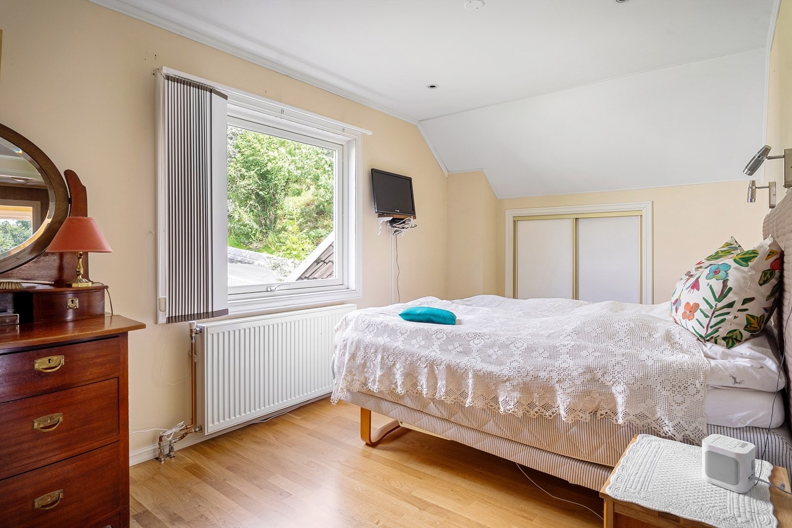 Soverom 2 med god plass til dobbeltseng og nattbord på begge sider. Galleribilde