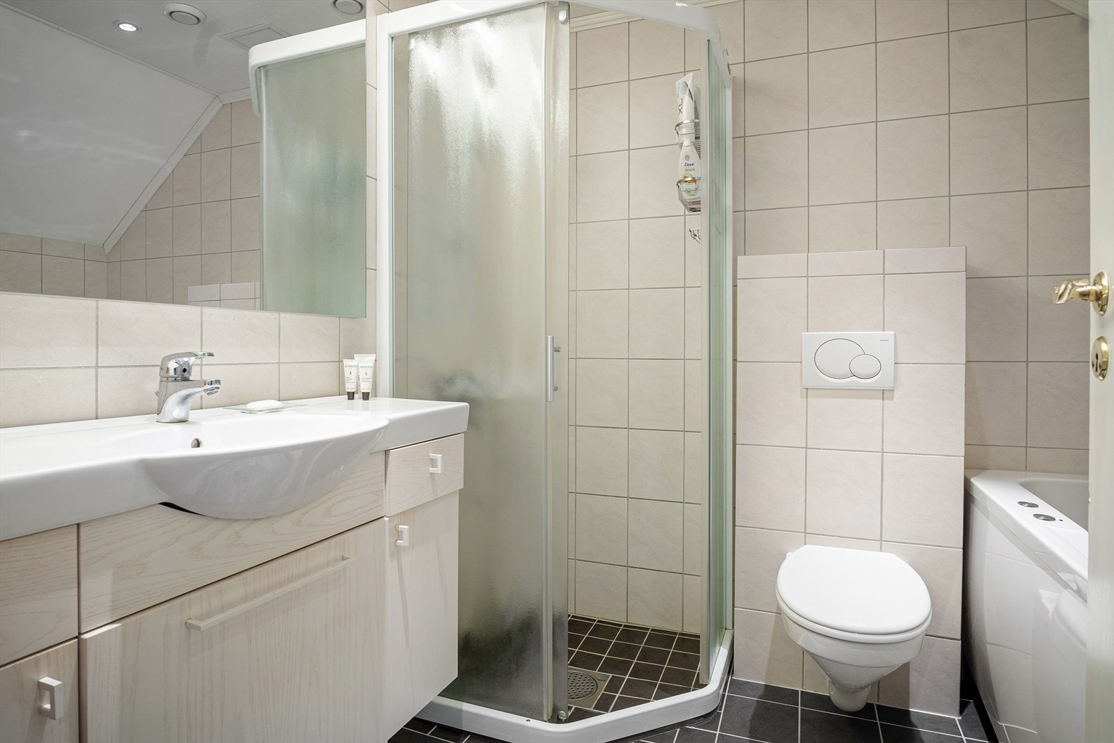 Bad i 3. etg utstyrt med badekar, dusjhjørne, mekanisk avtrekk, veggmontert wc og servant. Varme i gulv og downlights i himling. Galleribilde