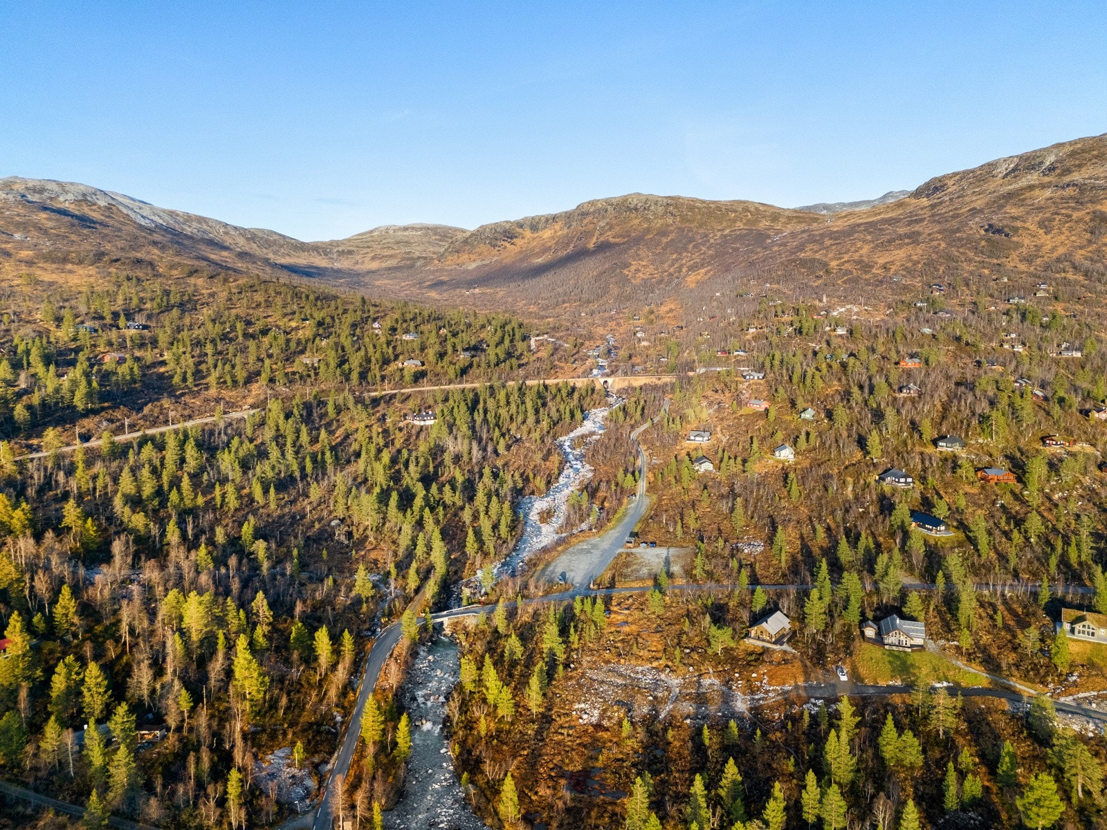 Sommerstid er det flere fine fotturer til både fiskevann, bær- og soppturer. Galleribilde