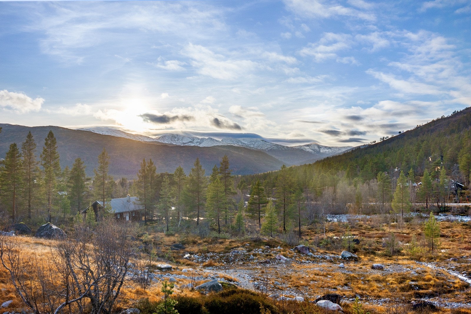 Om vinteren har du mange flotte muligheter for toppturer med fantastisk nedkjøring i urørt pudder, så vel som lengre turer i sporsatte løyper. Galleribilde