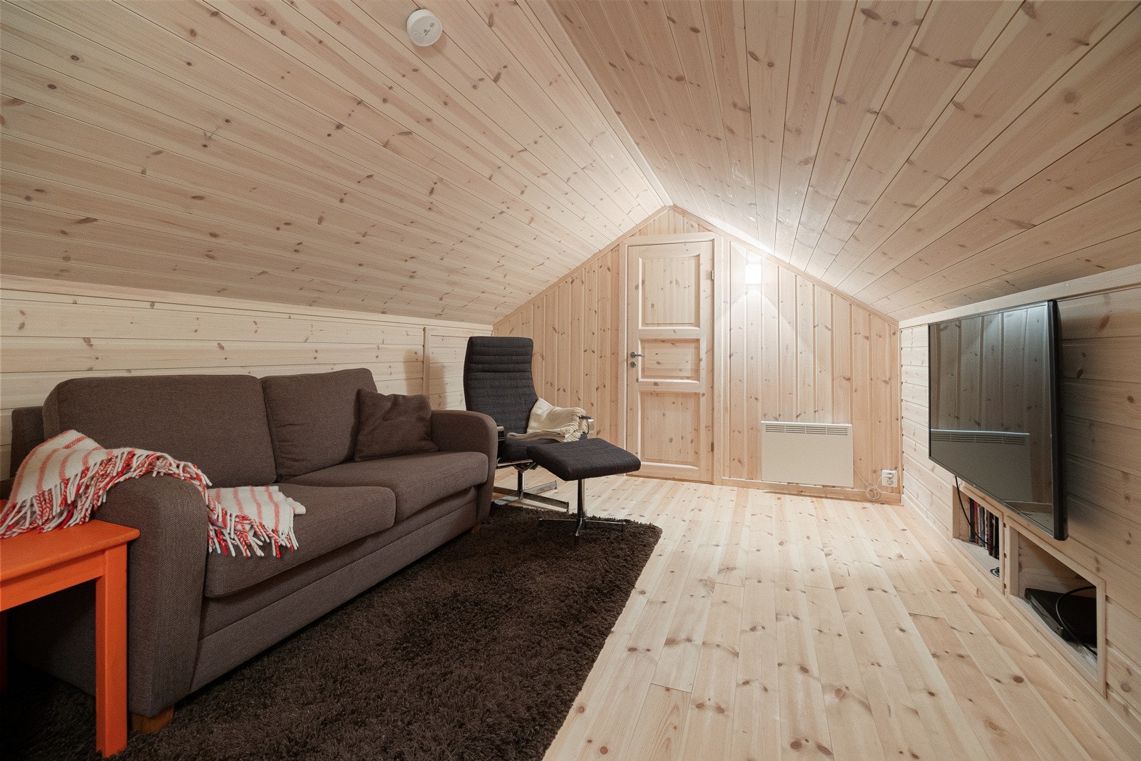 Andre etasje er en innredet hems med loftstue og to rom (ikke godkjent). Galleribilde