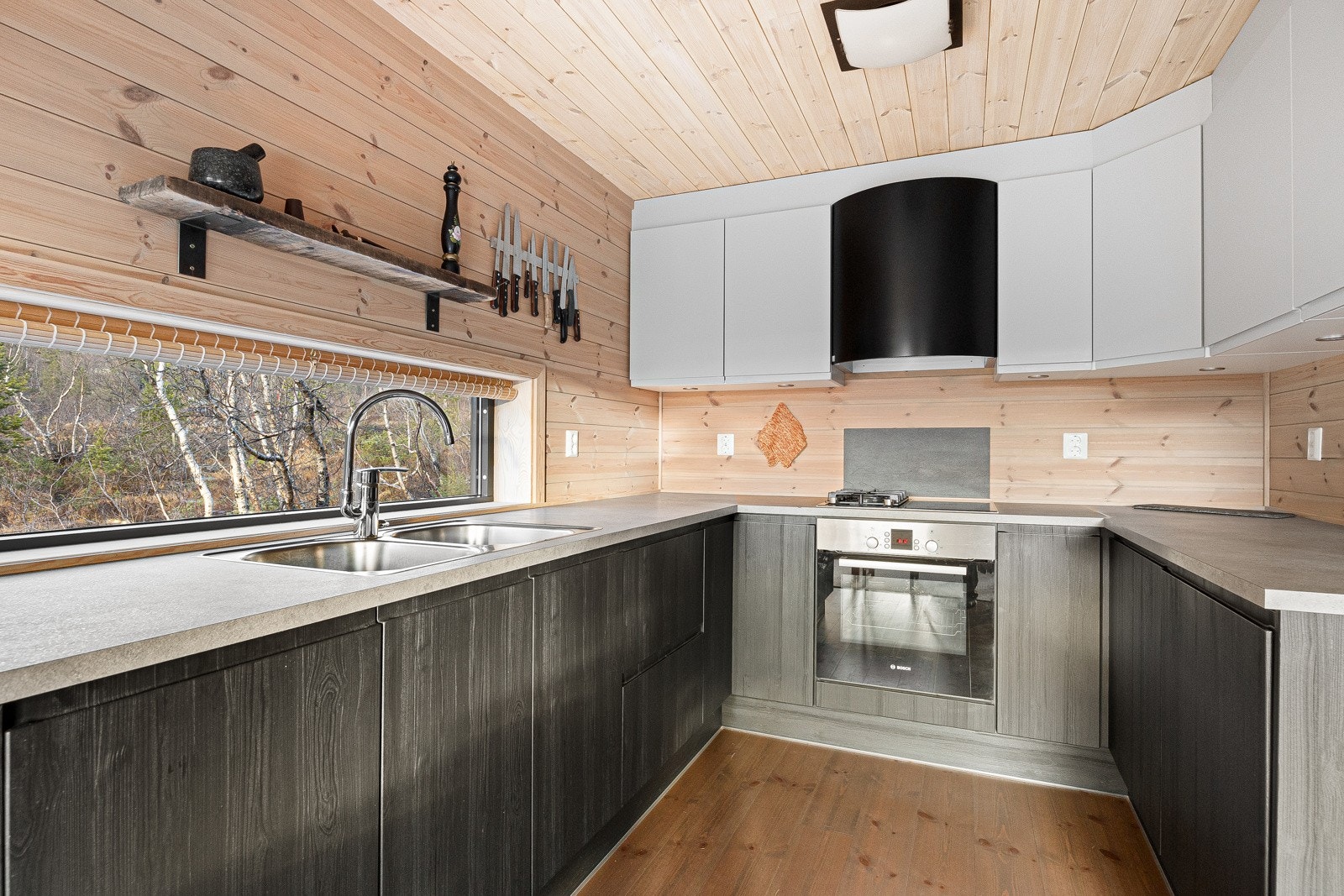 Moderne flott kjøkken med rikelig oppbevaringsplass i over- og underskap. Galleribilde